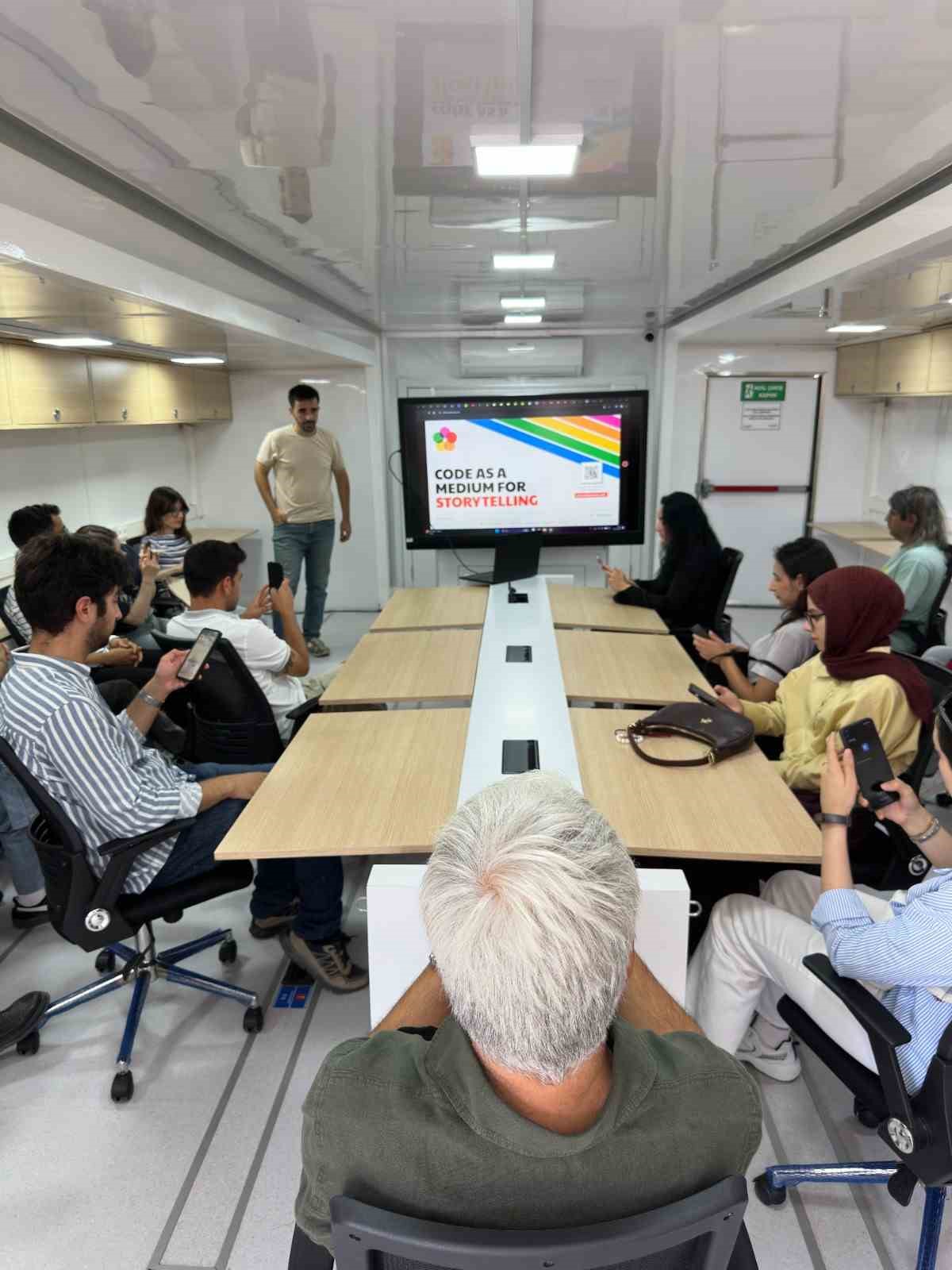 KAYSERİ BÜYÜKŞEHİR BELEDİYESİ, BAŞKAN DR. MEMDUH BÜYÜKKILIÇ’IN VİZYONU DOĞRULTUSUNDA 500’Ü AŞKIN ÖĞRETMEN ADAYINI BİLİŞİM AKADEMİSİ VE MOBİL DİJİTAL GENÇLİK MERKEZİ’NDE YAPAY ZEKÂ, YAZILIM, ROBOTİK, SİBER GÜVENLİK VE 3 BOYUTLU MODELLEME GİBİ YENİ NESİL TEKNOLOJİLERLE BULUŞTURUYOR.