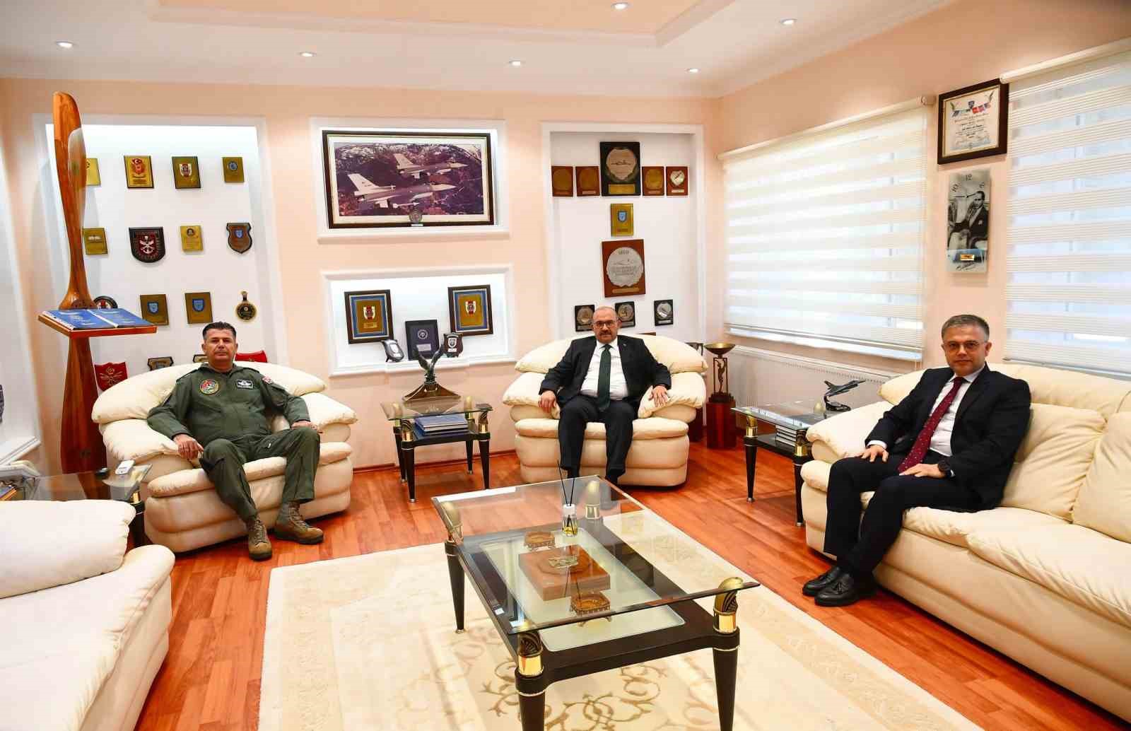 VALİ USTAOĞLU, BANDIRMA’DA GÜVENLİK VE HİZMET GÜNDEMİYLE TEMASLARDA BULUNDU