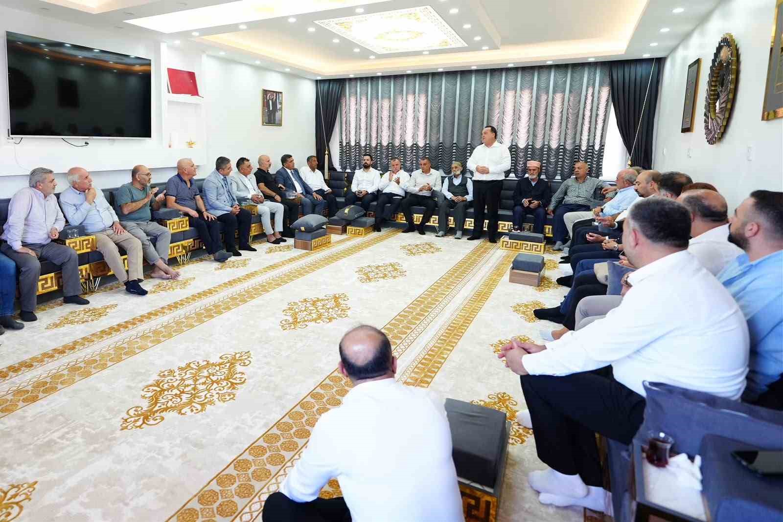 MANİSA BÜYÜKŞEHİR BELEDİYE BAŞKANI BESİM DUTLULU, ŞEHZADELER İLÇESİNDEKİ 6 MAHALLEDE MUHTARLAR VE VATANDAŞLARLA BİR ARAYA GELEREK SORUN, TALEP VE BEKLENTİLERİ YERİNDE DİNLEDİ. ULAŞIM, ALTYAPI, ÜSTYAPI VE ÇEVRE DÜZENLEMELERİ BAŞTA OLMAK ÜZERE MAHALLELERİN İHTİYAÇLARI MASAYA YATIRILDI.
