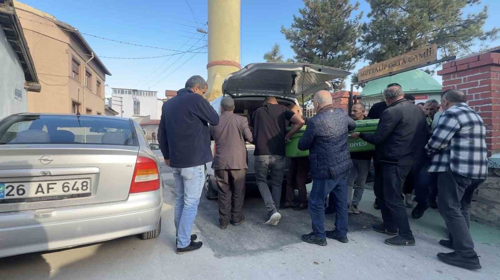 ESKİŞEHİR’DE 15 YAŞINDAKİ YEĞENİ TARAFINDAN TABANCAYLA VURULARAK HAYATINI KAYBEDEN MUHAMMED ASLANOĞLU, KILINAN CENAZE NAMAZININ ARDINDAN GÖZYAŞLARIYLA TOPRAĞA VERİLDİ. CEZAEVİNDE TUTUKLU BULUNAN ŞÜPHELİNİN BABASI G.A. İSE CENAZEYE JANDARMA GÖZETİMİNDE GETİRİLDİ.