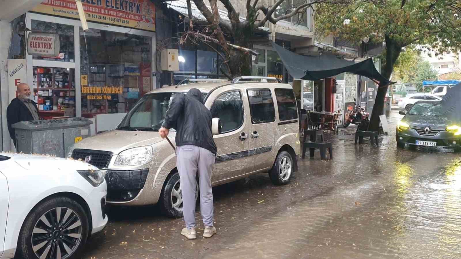 ELAZIĞ'IN PALU İLÇESİNDE SAĞANAK YAĞIŞI FIRSATA ÇEVİREN BİR ŞAHIS, ARACINI KÖPÜKLEYEREK YIKADI