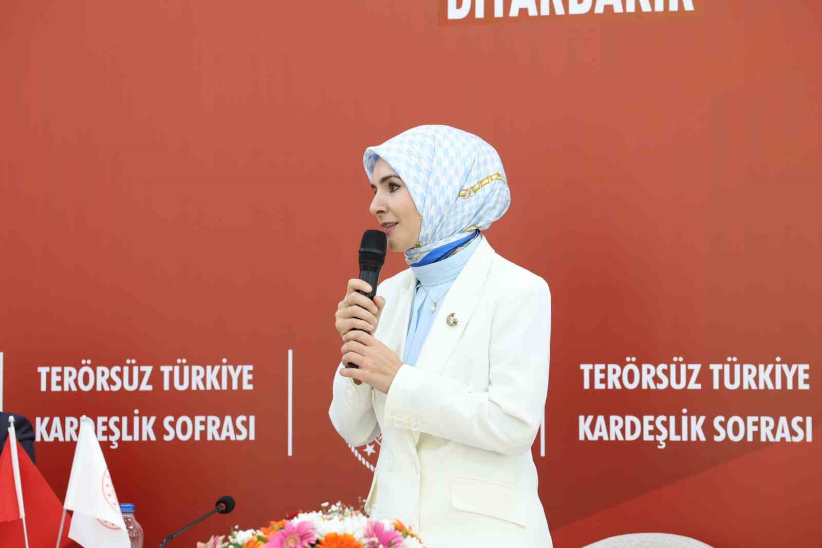 AİLE VE SOSYAL HİZMETLER BAKANI MAHİNUR ÖZDEMİR GÖKTAŞ, TERÖRSÜZ TÜRKİYE SÜRECİNİN ŞEHİT YAKINLARI VE GAZİLER OLMADAN YÜRÜTÜLEMEYECEĞİNİ VURGULAYARAK, "TERÖRSÜZ TÜRKİYE SÜRECİNİ BİZ BİZZAT ŞEHİT YAKINLARIMIZ VE GAZİLERİMİZLE BİRLİKTE İNŞA ETTİK. ONLAR OLMADAN BU SÜREÇ İNŞA EDİLEMEZ" DEDİ.