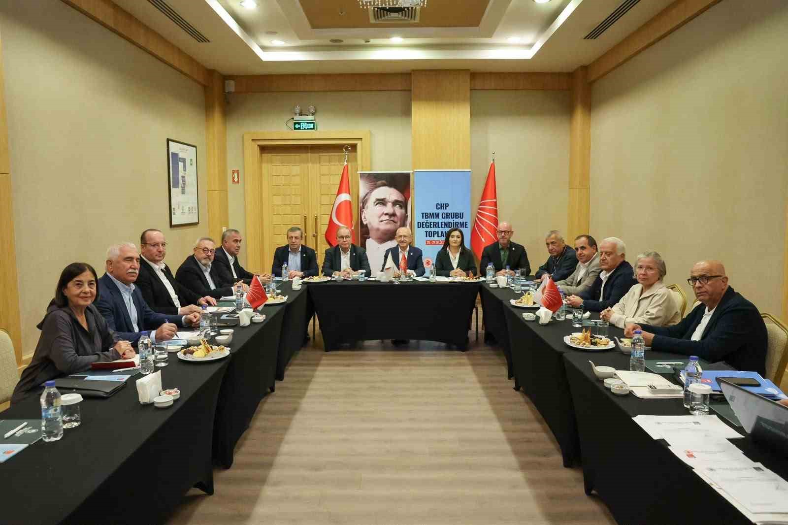 CUMHURİYET HALK PARTİSİ (CHP) GENEL BAŞKANI KEMAL KILIÇDAROĞLU, PARTİSİNİN BOLU ABANT’TA DÜZENLEDİĞİ TBMM GRUBU DEĞERLENDİRME TOPLANTISI KAPSAMINDA İLK OLARAK GRUP YÖNETİM KURULU TOPLANTISINA BAŞKANLIK ETTİ.