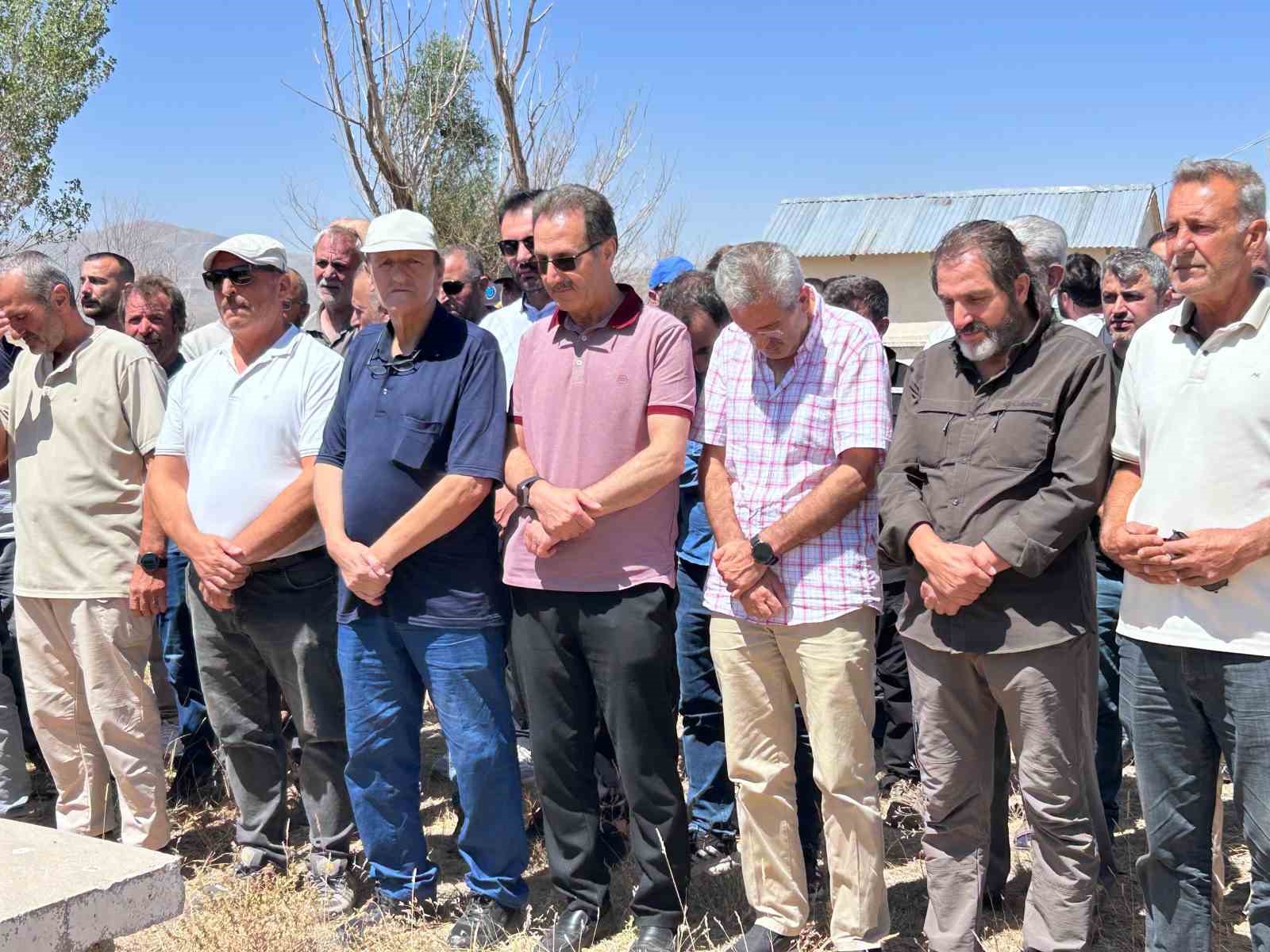 İHLAS HABER AJANSI (İHA) VAN BÖLGE MÜDÜRÜ ŞÜKRÜ AKYÜZ’ÜN KALP KRİZİ SONUCU HAYATINI KAYBEDEN OĞLU ÖMER FARUK AKYÜZ, GÖZYAŞLARI ARASINDA TOPRAĞA VERİLDİ.