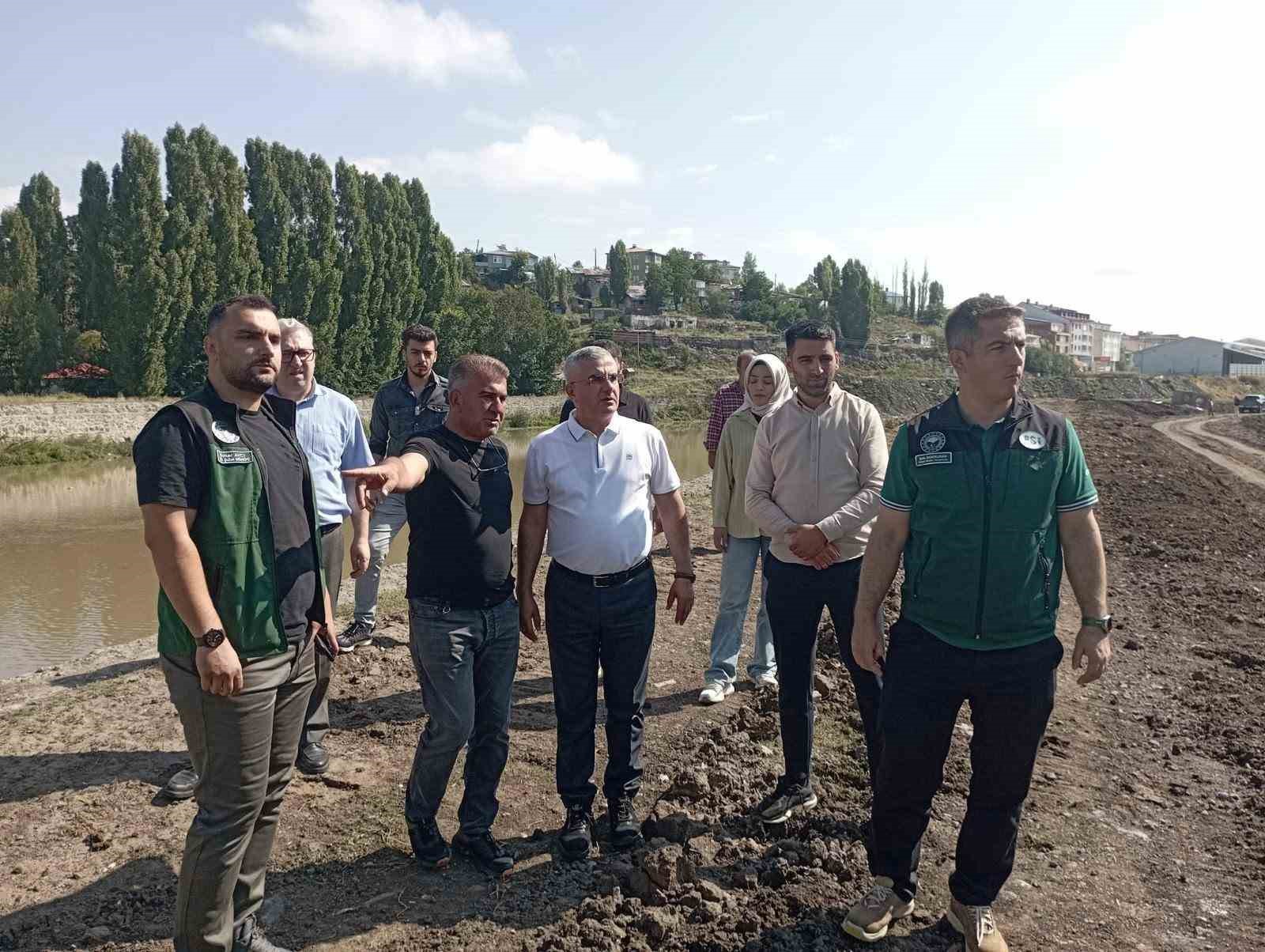 KARS’TA DSİ YATIRIMLARI YERİNDE İNCELENDİ: BÖLGE MÜDÜRÜ KOTAN ÇALIŞMALARI SAHADA DEĞERLENDİRDİ(KARS-İHA)