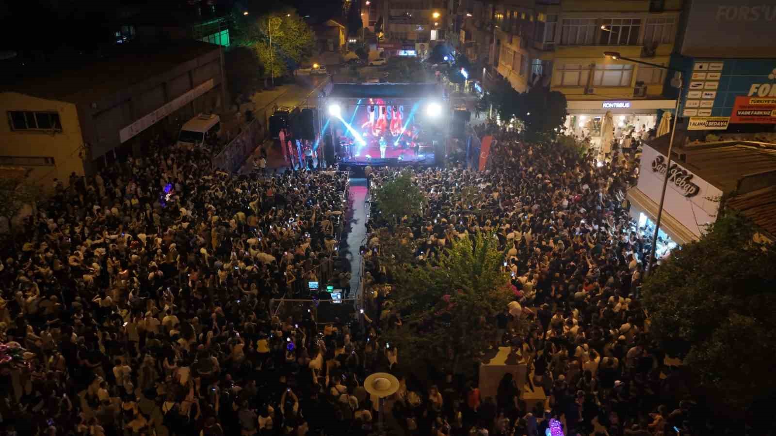AYDIN BÜYÜKŞEHİR BELEDİYESİ’NİN ‘YAZ KONSERLERİ’ KAPSAMINDA NAZİLLİ’DE SAHNE ALAN SEVİLEN SANATÇI BİLAL SONSES, İSTASYON MEYDANI’NI DOLDURAN VATANDAŞLARA UNUTULMAZ BİR MÜZİK AKŞAMI YAŞATTI.