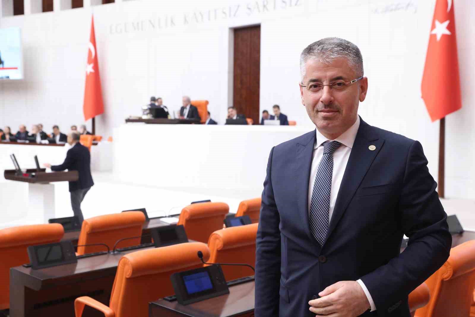 AK PARTİ KAYSERİ MİLLETVEKİLİ ŞABAN ÇOPUROĞLU, TÜRKİYE BÜYÜK MİLLET MECLİSİ’NİN YENİ YASAMA DÖNEMİNİN BAŞLAMASI DOLAYISIYLA YAPTIĞI AÇIKLAMADA, KAYSERİ’NİN ÖNCELİKLERİNİ MERKEZE ALAN HİZMET ODAKLI SİYASET ANLAYIŞIYLA ÇALIŞMALARINI SÜRDÜRECEKLERİNİ BELİRTTİ.