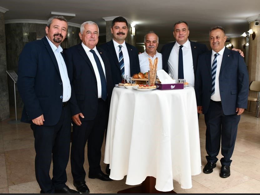 AYDIN TİCARET BORSASI’NDA SEÇİM HEYECANI SONA ERERKEN, AYDIN TİCARET BORSASI MEVCUT YÖNETİM KURULU BAŞKANI FEVZİ ÇONDUR, BORSA ÜYELERİNİN OYLARIYLA YENİDEN BAŞKAN SEÇİLEREK GÜVEN TAZELEDİ.