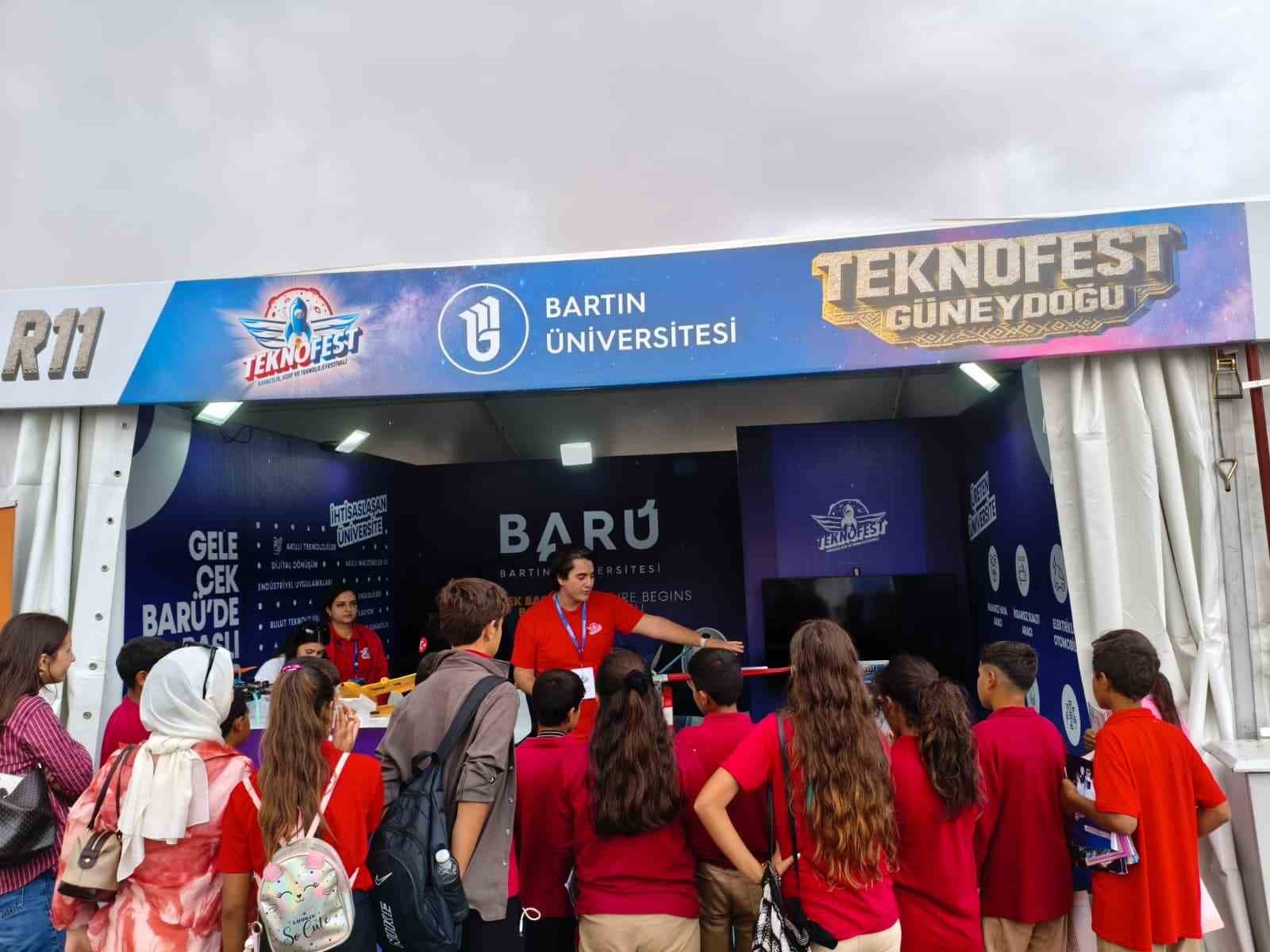 BARTIN ÜNİVERSİTESİ (BARÜ), BU YIL ŞANLIURFA'DA DÜZENLENEN TEKNOFEST 2026’DA BİLİM VE TEKNOLOJİ ALANINDAKİ ÇALIŞMALARINI TANITIRKEN ÖĞRENCİLERİNİN GELİŞTİRDİĞİ PROJELERİ DE ZİYARETÇİLERLE BULUŞTURUYOR.