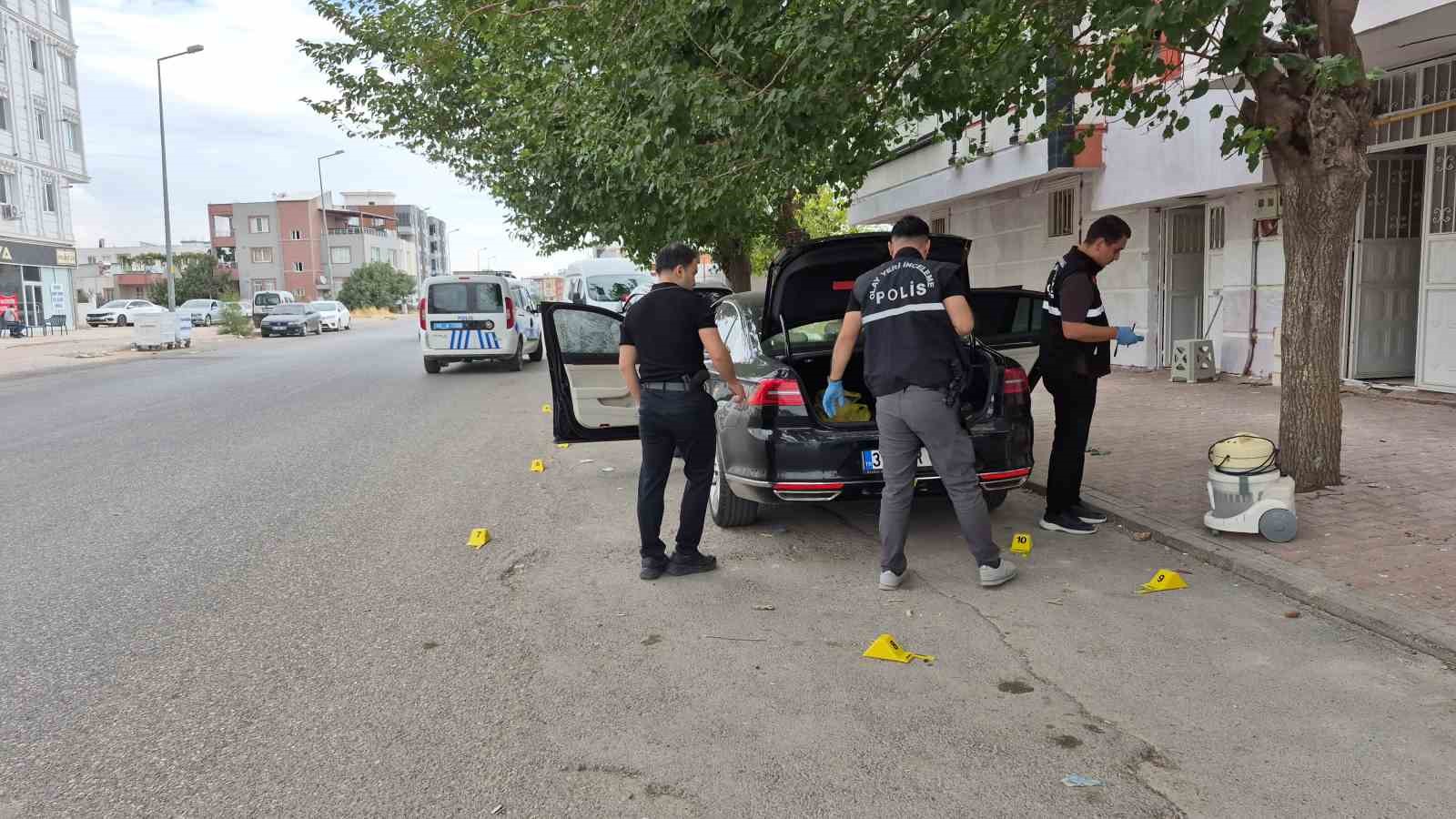 ADIYAMAN’DA PARK HALİNDEKİ BİR OTOMOBİL KURŞUNLARIN HEDEFİ OLDU.