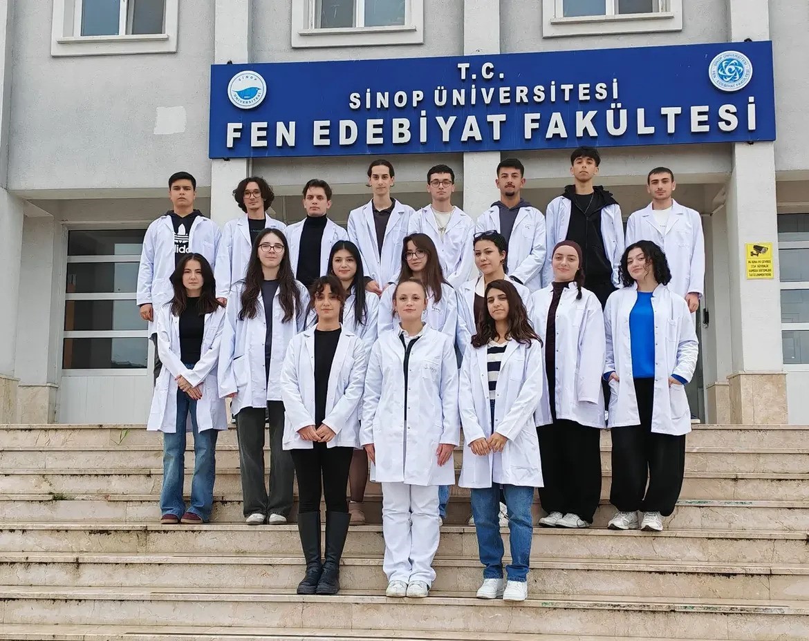 SİNOP ÜNİVERSİTESİ FEN EDEBİYAT FAKÜLTESİ BİYOLOJİ BÖLÜMÜ 1. SINIF ÖĞRENCİLERİ, DÜZENLENEN ORYANTASYON VE TANITIM ETKİNLİĞİ KAPSAMINDA BÖLÜM ARAŞTIRMA LABORATUVARLARINI ZİYARET ETTİ.