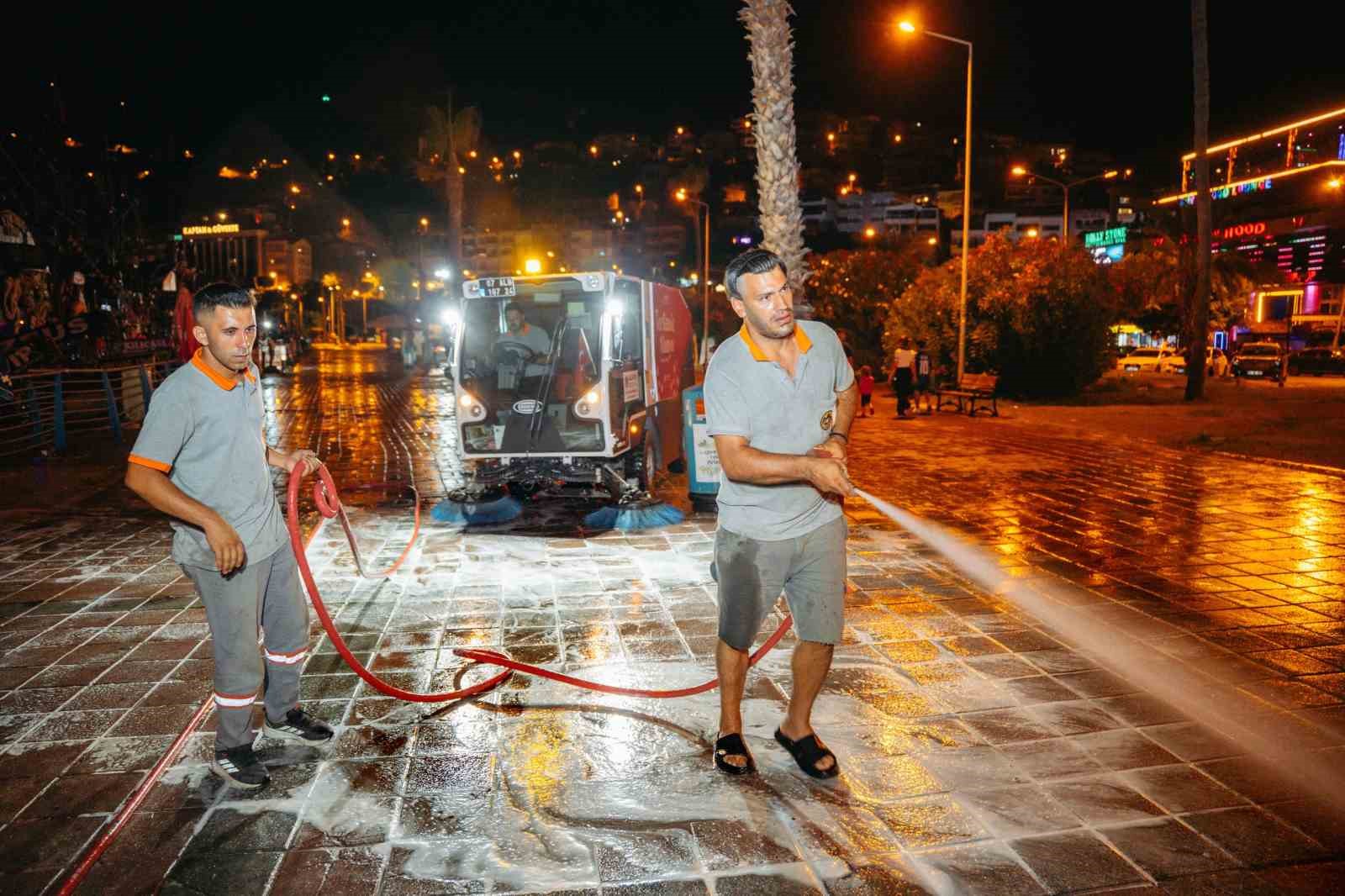 ALANYA BELEDİYESİ TEMİZLİK İŞLERİ MÜDÜRLÜĞÜ EKİPLERİ, KENTİN EN YOĞUN VE TURİSTİK NOKTALARININ BAŞINDA GELEN İSKELE BÖLGESİNDE GECE MESAİSİNE ÇIKTI.
