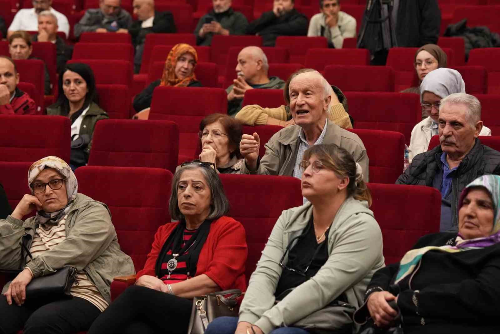 TUZLA BELEDİYE BAŞKANI AV. EREN ALİ BİNGÖL, 2023 YILINDA YIKIMI GERÇEKLEŞTİRİLEN PENGUEN SİTESİ’NDE YAŞANAN MAĞDURİYETİN GİDERİLECEĞİNİ AÇIKLADI. HAK SAHİPLERİYLE BİR ARAYA GELEREK SORUNLARINI BİZZAT DİNLEYEN BİNGÖL, SİTENİN TUZLA BELEDİYESİ TARAFINDAN YENİDEN YAPILACAĞINI DUYURDU.