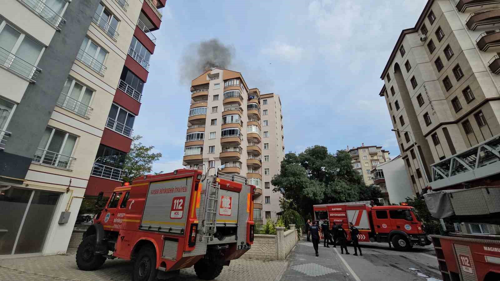 KAYSERİ'NİN MELİKGAZİ İLÇESİNDE 9 KATLI BİNANIN ÇATI KATINDA YANGIN ÇIKTI.