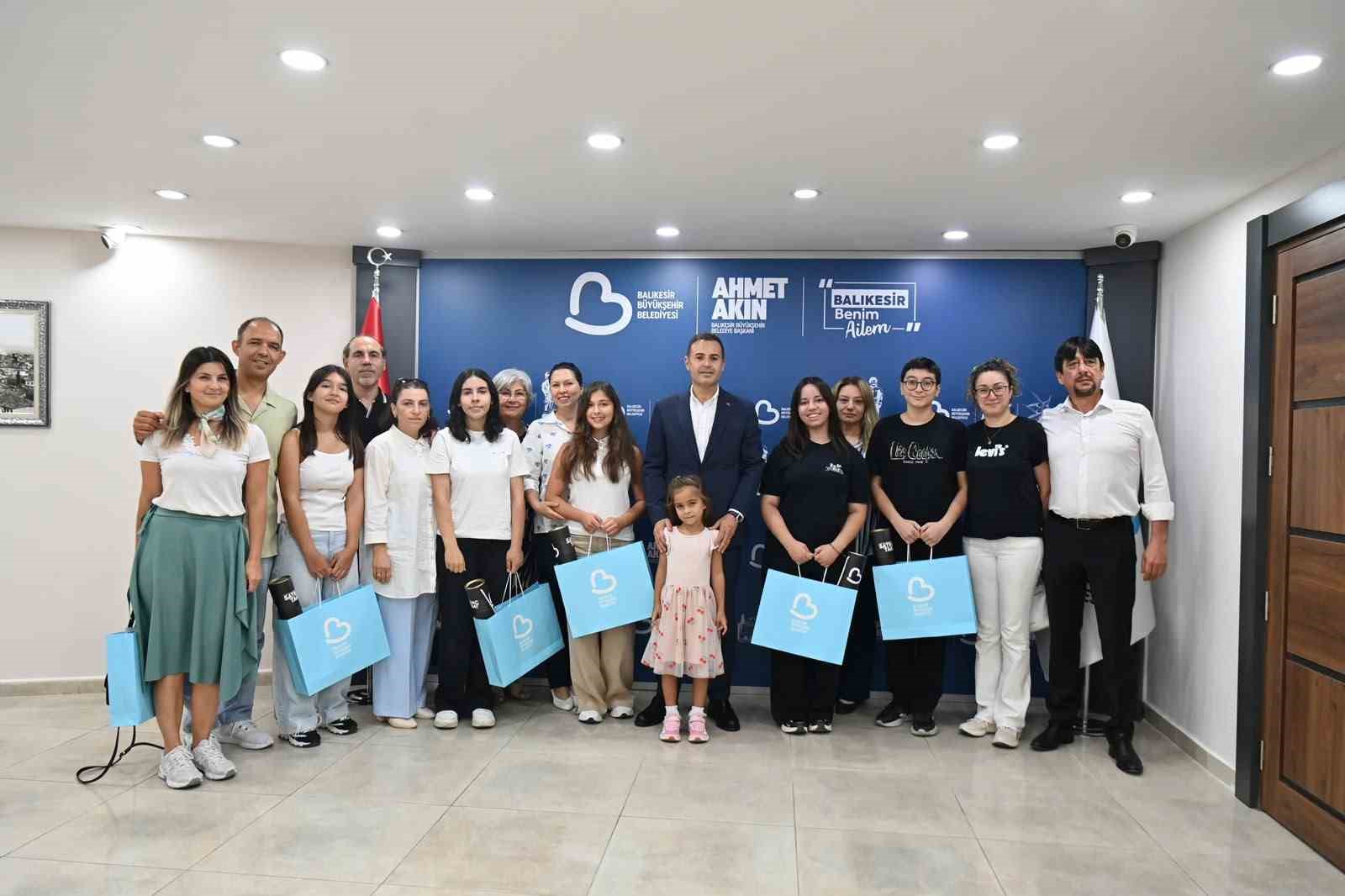 BAŞKAN AHMET AKIN, LGS BİRİNCİLERİNİ MAKAMINDA AĞIRLADI