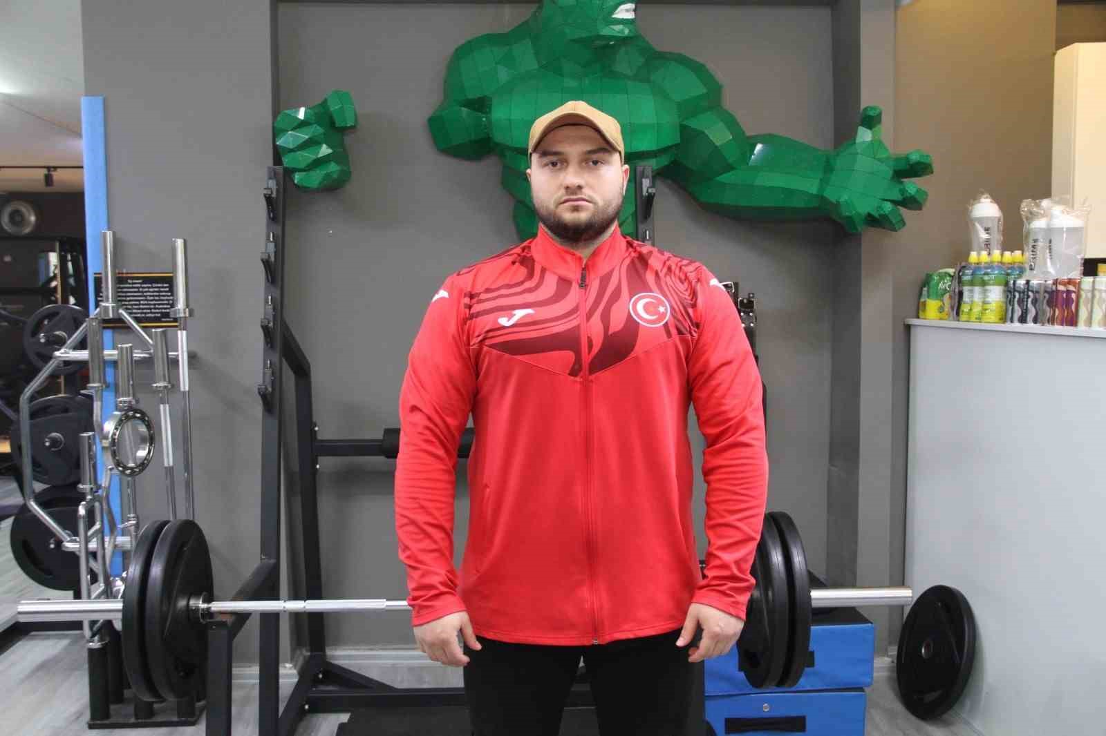 ÇARŞAMBALI MİLLİ SPORCU VE BEDEN EĞİTİMİ ÖĞRETMENİ MUHAMMET ŞİMŞEK, İSTANBUL'DA DÜZENLENECEK DÜNYA GÖRME ENGELLİLER POWERLİFTİNG VE BENCH PRESS ŞAMPİYONASI'NDA ALTIN MADALYA İÇİN MİNDERE ÇIKMAYA HAZIRLANIYOR.
