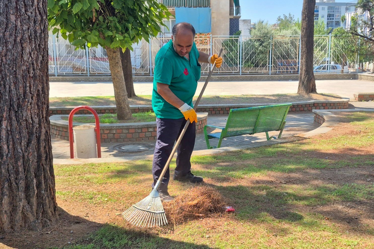 EFELER BELEDİYESİ PARK VE BAHÇELER MÜDÜRLÜĞÜ EKİPLERİ, VATANDAŞLARIN DAHA TEMİZ, DÜZENLİ VE BAKIMLI YEŞİL ALANLARDAN YARARLANABİLMESİ İÇİN ÇALIŞMALARINA DEVAM EDİYOR.