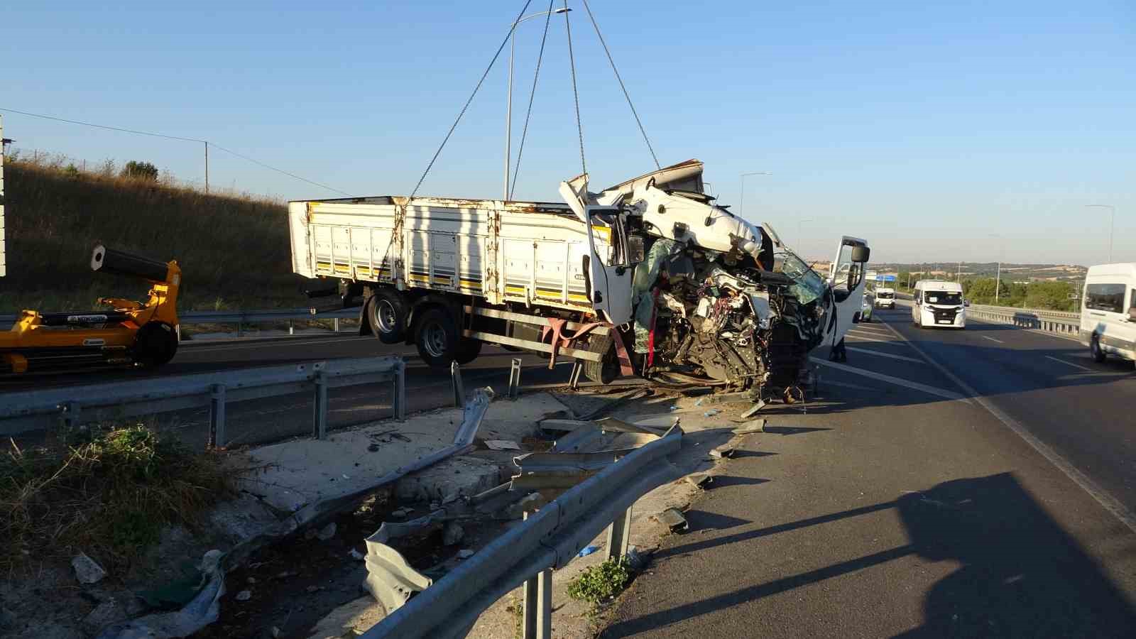 ÇANAKKALE’DE BARİYERLERE ÇARPMAN KAMYONDAKİ 2 KİŞİ HAYATINI KAYBETTİ.