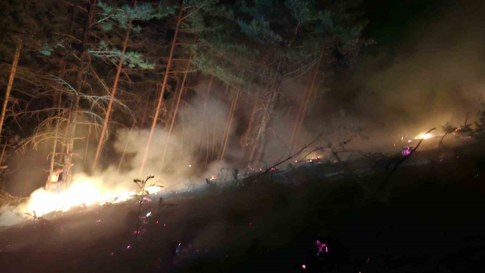 MUDURNU İLÇESİNDE ORMANLIK ALANDA ÇIKAN YANGIN, KÖYLÜLERİN TRAKTÖR VE SU TANKERLERİYLE YAPTIĞI İLK MÜDAHALE SAYESİNDE EKİPLER TARAFINDAN BÜYÜMEDEN KONTROL ALTINA ALINDI.