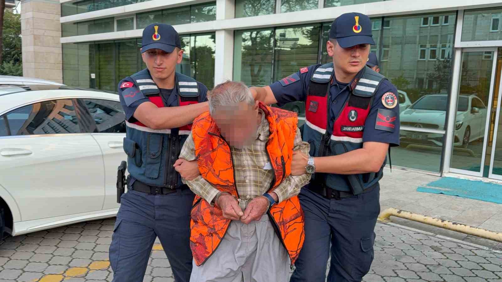 SAMSUN'DA 4 YAŞINDAKİ KIZ ÇOCUĞUNA YÖNELİK TACİZ İDDİASIYLA  KIZIN YAKINLARI TARAFINDAN SOPAYLA DARP EDİLEN 75 YAŞINDAKİ O.S., ÇIKARILDIĞI MAHKEMECE TUTUKLANDI.