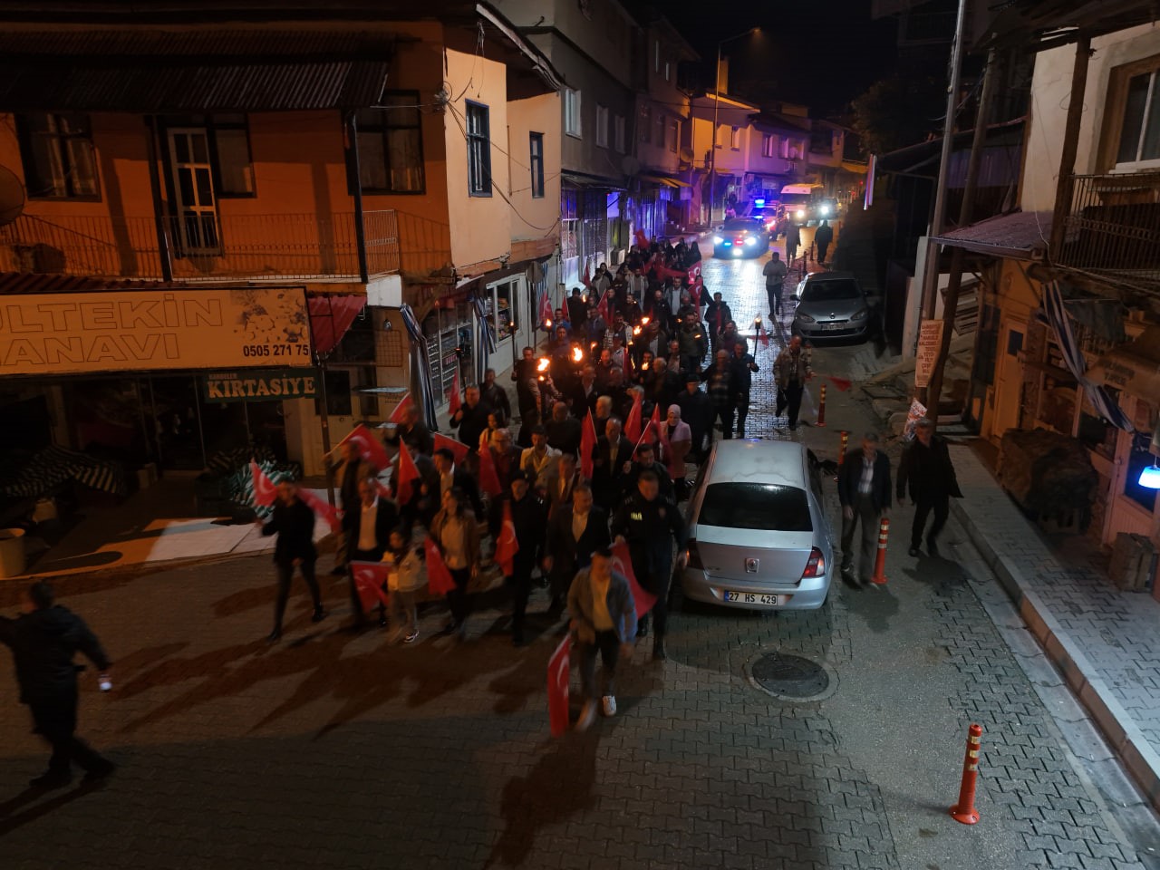 ADANA’NIN SAİMBEYLİ İLÇESİNİN DÜŞMAN İŞGALİNDEN KURTULUŞUNUN 106. YIL DÖNÜMÜ ETKİNLİKLERİ COŞKUYLA KUTLANDI. KUTLAMALARDA SAHNE ALAN SANATÇI AHMET SELÇUK İLKAN, 71’İNCİ YAŞ GÜNÜNÜ SAİMBEYLİLİLERLE BİRLİKTE KUTLADI.