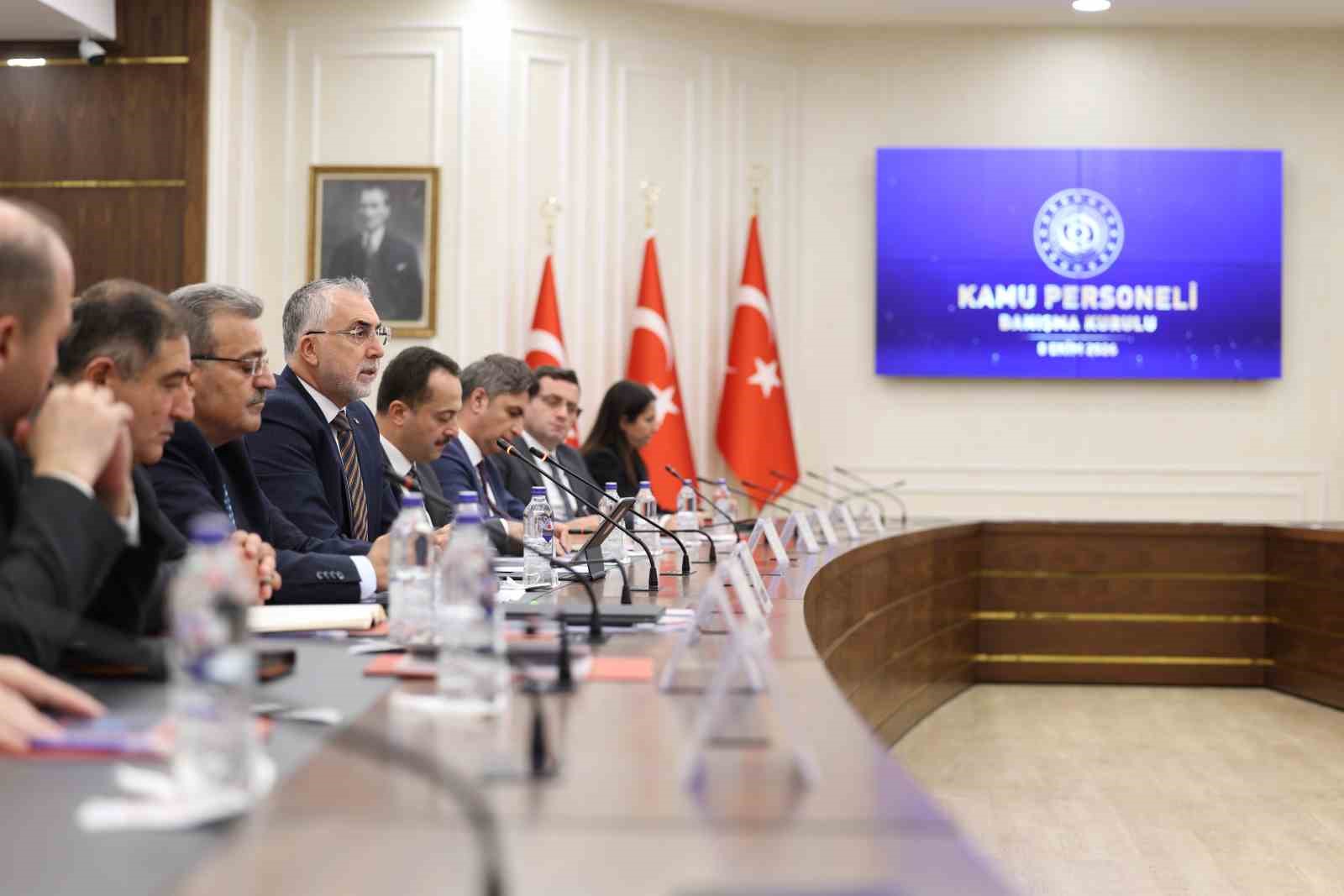 BAKAN IŞIKHAN, TOPLANTIDA KAMU HİZMETLERİNİN ETKİN, VERİMLİ VE KALİTELİ BİR ŞEKİLDE SUNULABİLMESİNİN TEMEL UNSURLARINDAN BİRİNİN GÜÇLÜ VE NİTELİKLİ BİR KAMU PERSONEL SİSTEMİNE SAHİP OLMAK OLDUĞUNU BELİRTTİ.