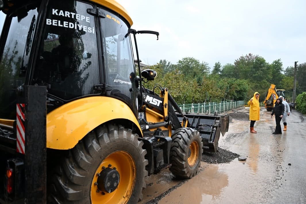 KARTEPE'DE ETKİLİ OLAN SAĞANAK YAĞIŞIN ARDINDAN BELEDİYE BAŞKANI MUSTAFA KOCAMAN, OLUMSUZLUK YAŞANAN BÖLGELERDEKİ ÇALIŞMALARI YERİNDE İNCELEDİ.