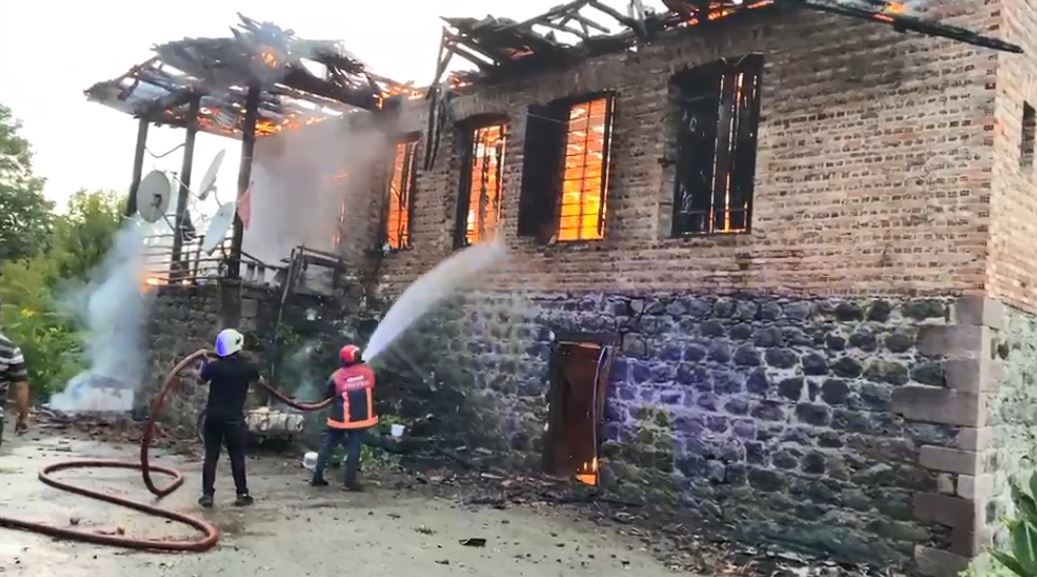 ARTVİN’İN ARHAVİ İLÇESİNDE BİR EVDE ÇIKAN YANGIN, İTFAİYE EKİPLERİNİN MÜDAHALESİYLE KONTROL ALTINA ALINDI. YANGINDA CAN KAYBI VE YARALANMA YAŞANMAZKEN, EVDE MADDİ HASAR MEYDANA GELDİ.