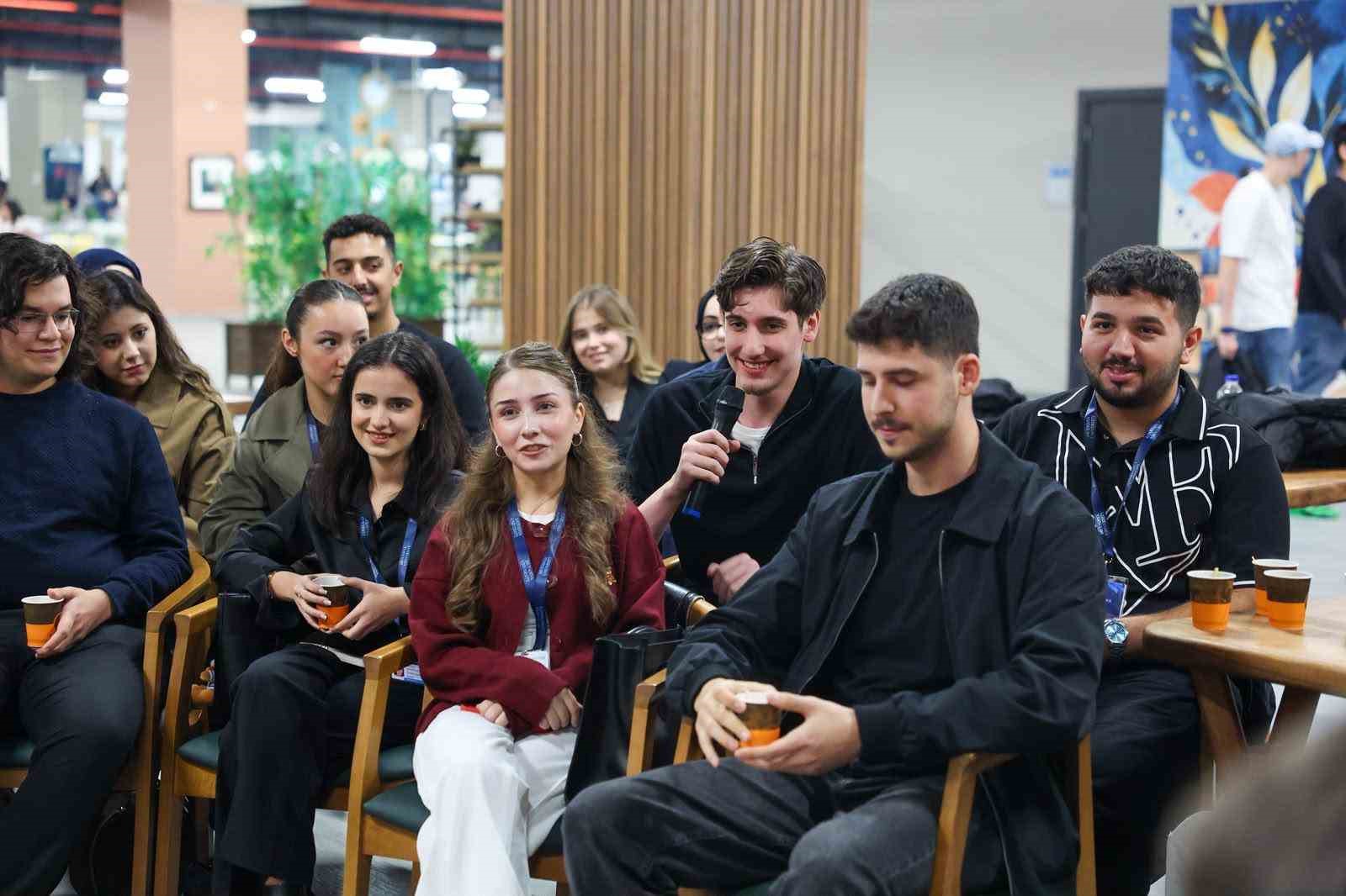 BURSA BÜYÜKŞEHİR BELEDİYE BAŞKAN VEKİLİ ŞAHİN BİBA, MUDANYA ÜNİVERSİTESİ’NDE GENÇLERE SESLENDİ: "BÜYÜKŞEHİR BELEDİYESİ OLARAK YANINIZDAYIZ. NEYE İHTİYACINIZ OLURSA BİZDEN DESTEK İSTEYEBİLİRSİNİZ. BUNU YAPARKEN DE HİÇBİR ZAMAN MAHCUBİYET DUYMAYIN. ÇÜNKÜ BELEDİYENİN İMKANLARI ZATEN SİZLERİN İMKANLARIDIR.   BİZ SİZİN OLANI SİZE SUNUYORUZ."