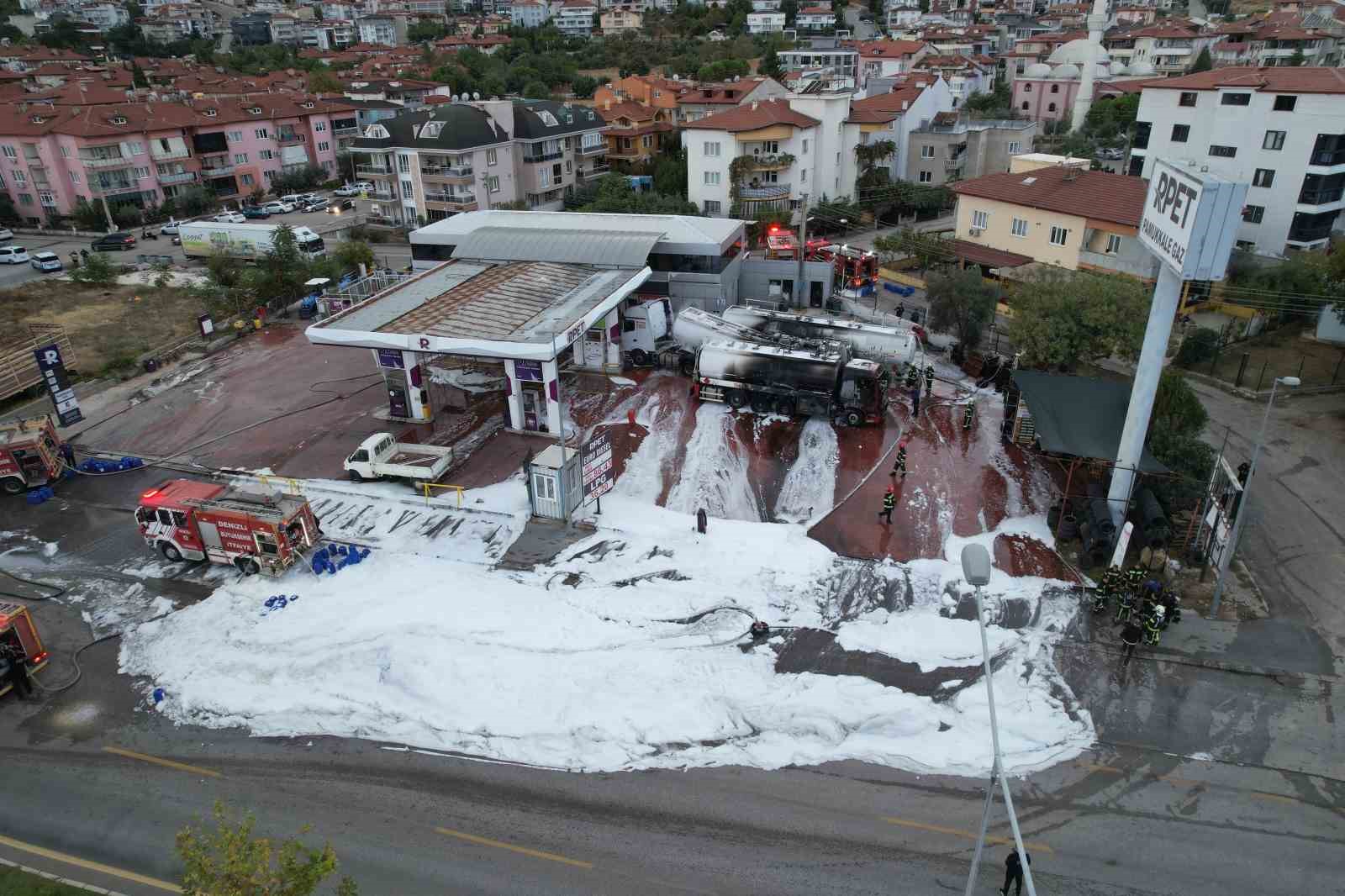 ENİZLİ’DE AKARYAKIT İSTASYONUNDA YAKIT İKMALİ YAPAN TANKERDE ÇIKAN YANGIN İTFAİYE EKİPLERİNİN YANGIN SÖNDÜRME KÖPÜĞÜ MÜDAHALESİYLE SÖNDÜRÜLDÜ. SOĞUTMA ÇALIŞMALARI DRONE İLE AVADAN GÖRÜNTÜLENDİ.