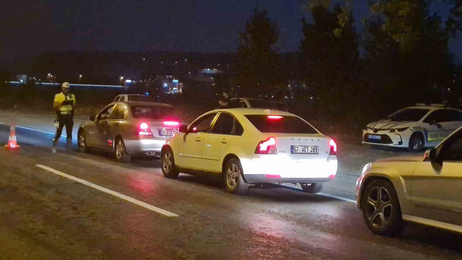 ZONGULDAK’IN ÇAYCUMA İLÇESİNDE TRAFİK EKİPLERİ, CAN VE MAL GÜVENLİĞİNİ KORUMAK AMACIYLA RUTİN DENETİMLERİNİ SÜRDÜRÜYOR.