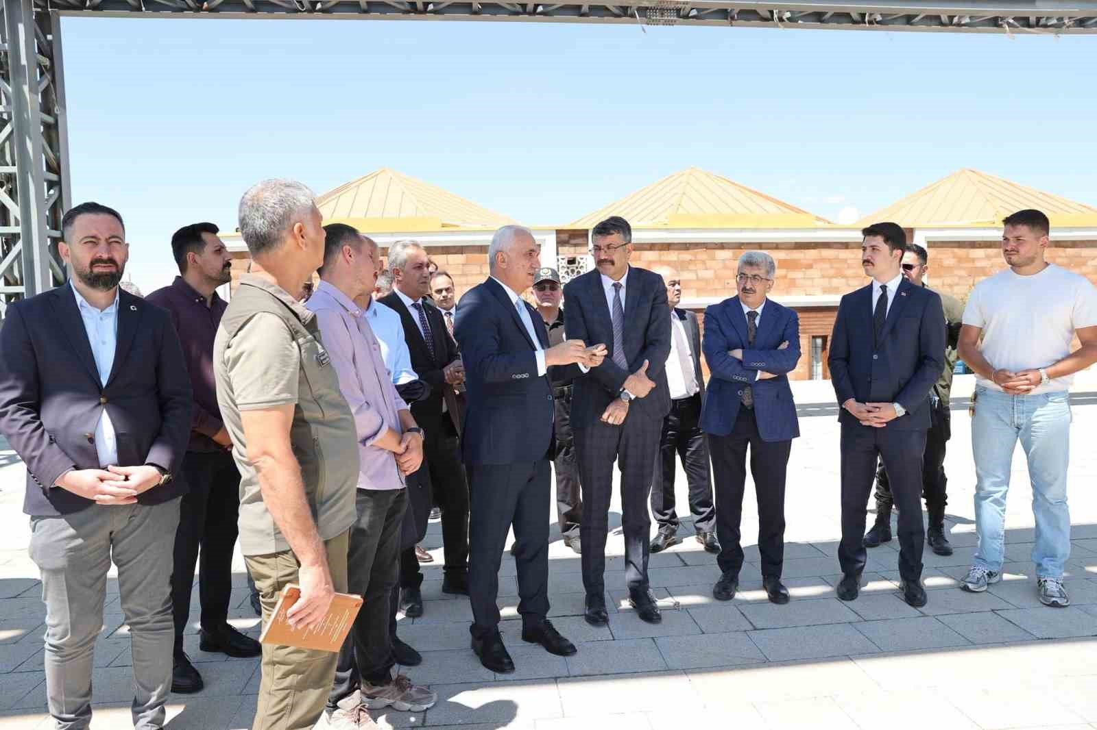 İÇİŞLERİ BAKAN YARDIMCISI ÇELİK, MALAZGİRT ZAFERİ ETKİNLİKLERİNİN YAPILACAĞI ALANI İNCELEDİ