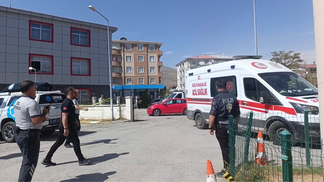 VAN’IN MURADİYE DEVLET HASTANESİ’NDE MUHTEMEL AFET VE ACİL DURUMLARA YÖNELİK HAZIRLIKLARIN GÜÇLENDİRİLMESİ AMACIYLA DÜZENLENEN TATBİKAT GERÇEĞİ ARATMADI.