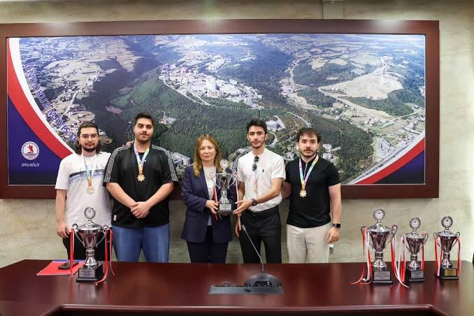 ONDOKUZ MAYIS ÜNİVERSİTESİ (OMÜ) ÖĞRENCİLERİ, 2025-2026 EĞİTİM-ÖĞRETİM YILINDA TÜRKİYE ÜNİVERSİTE SPORLARI FEDERASYONU (TÜSF) TARAFINDAN DÜZENLENEN MÜSABAKALARDA 12 ALTIN, 8 GÜMÜŞ VE 18 BRONZ OLMAK ÜZERE TOPLAM 38 MADALYA KAZANDI.