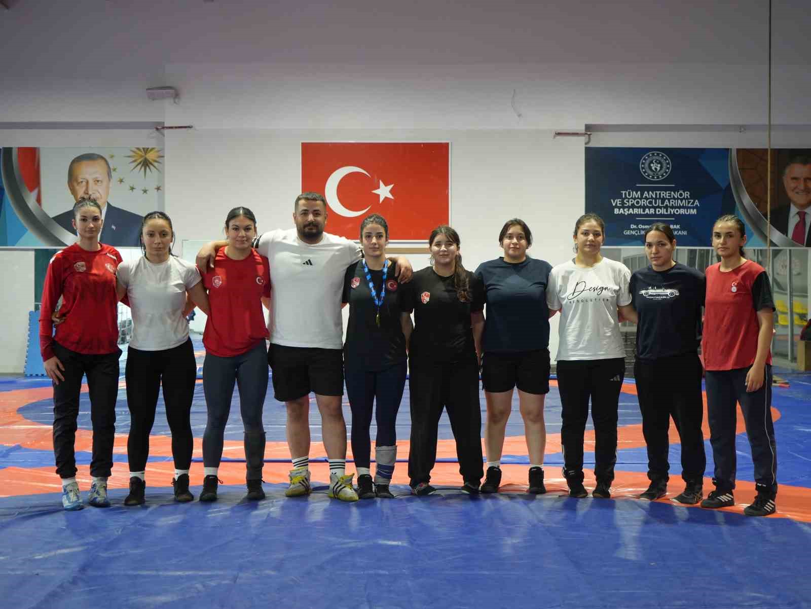 GÜREŞ KARİYERİNDE ÖNEMLİ BİR BAŞARIYA İMZA ATAN YÜKSEL, HIRVATİSTAN'DA DÜZENLENEN BALKAN GÜREŞ ŞAMPİYONASI'NDA U20 KADINLAR 62 KİLOGRAM KATEGORİSİNDE MÜCADELE ETTİ. RAKİPLERİNİ GERİDE BIRAKAN YÜKSEL, FİNALDEKİ BAŞARISIYLA BALKAN ŞAMPİYONLUĞUNA ULAŞTI VE ALTIN MADALYAYI BOYNUNA TAKTI.