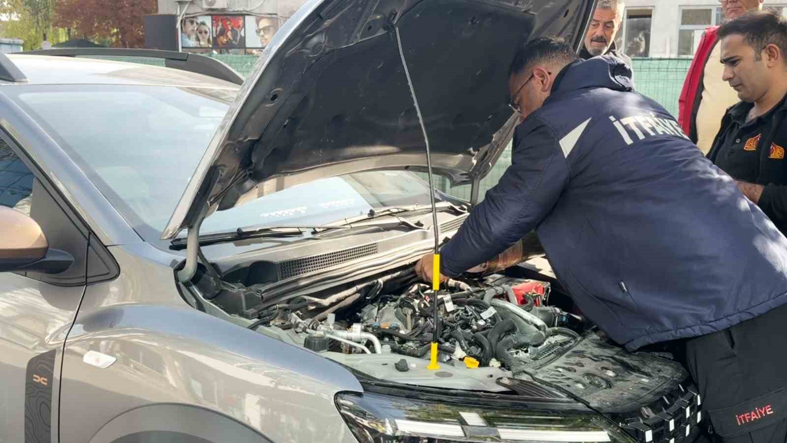 AKSARAY’DA OTOMOBİLİN MOTOR KISMINA SAKLANAN VE BİR TÜRLÜ ÇIKMAYAN KEDİ İTFAİYE EKİPLERİNİN OKSİJEN GAZLI MÜDAHALESİYLE ÇIKARILDI.