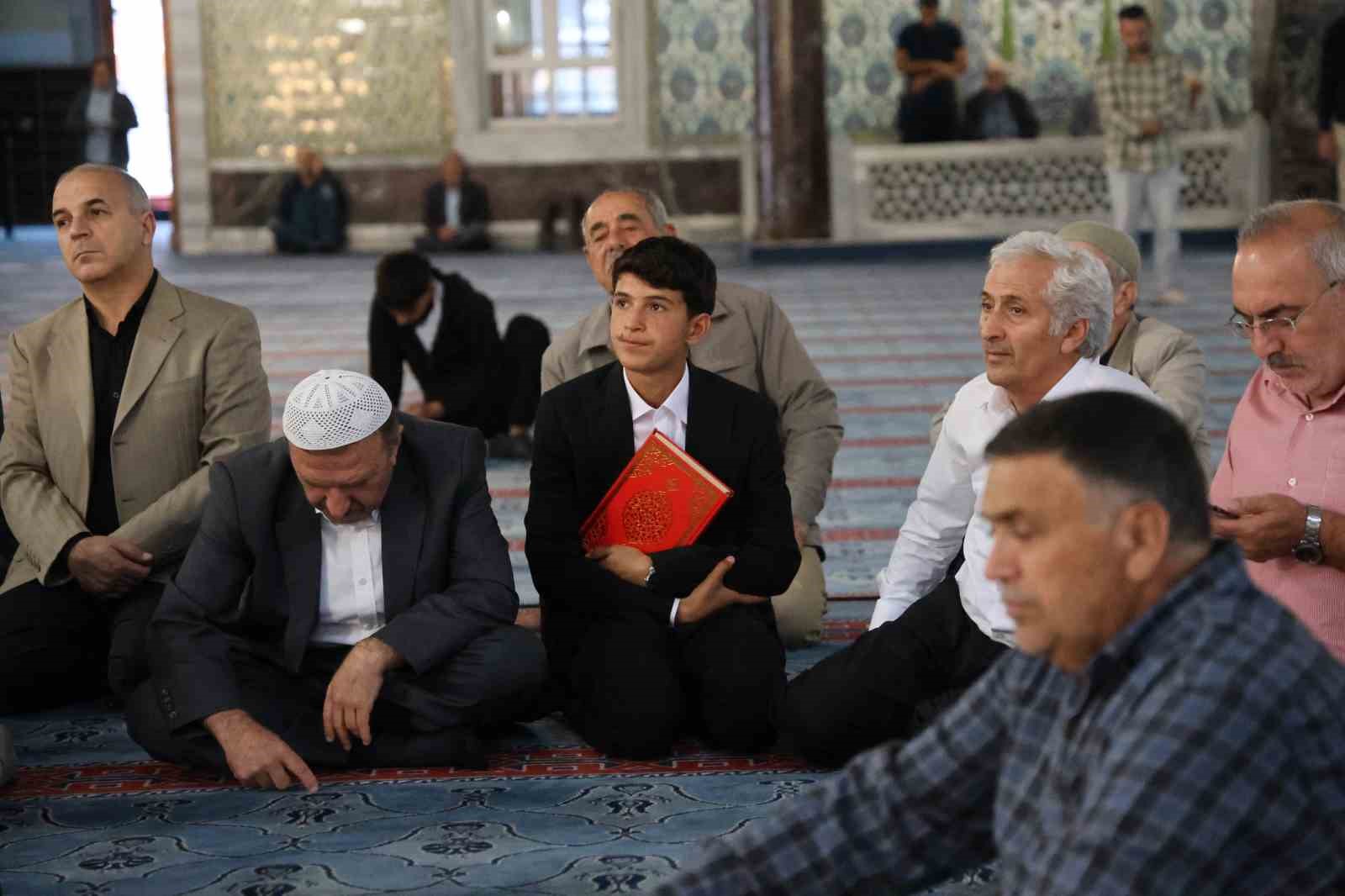 ELAZIĞ'DA KUR'AN-I KERİM'İ YÜZÜNDEN GÜZEL OKUMA BÖLGE FİNALİ HEYECANI YAŞANDI