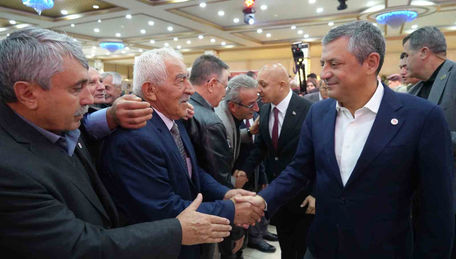 YENİ PARTİ GENEL BAŞKANI ÖZGÜR ÖZEL, KIRIKKALE'DE YAPTIĞI KONUŞMADA, EN GEÇ 15 AY SONRA SEÇİM YAPILACAĞINI ÖNE SÜREREK PARTİLİLERİNE SEÇİM KAMPANYASI İÇİN HAZIRLIK ÇAĞRISINDA BULUNDU.