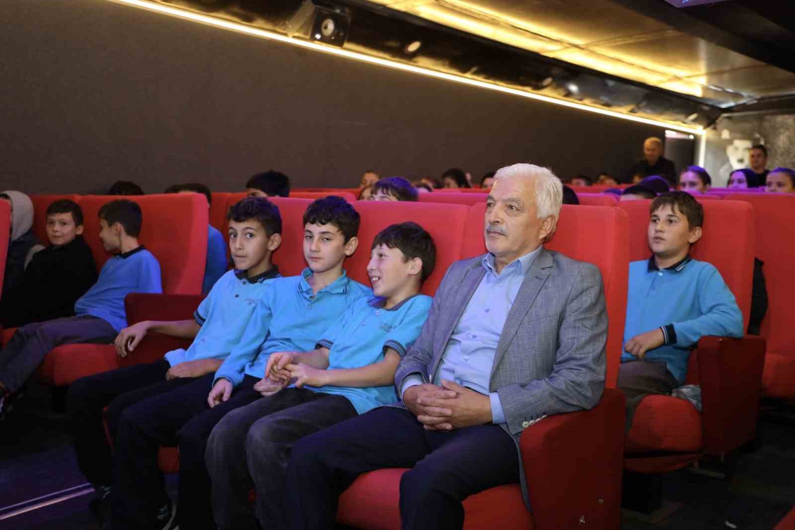 KÖY OKULLARINDAKİ ÖĞRENCİLERİ SİNEMAYLA BULUŞTURAN “GEZEN SİNEMA TIRI”NIN ÜÇÜNCÜ DURAĞI, DÜZCE MERKEZ’E BAĞLI DURAKLAR KÖYÜ OLDU. ŞEHİT YALÇIN GÜZELER ORTAOKULU VE ÖMER DİNÇER İLKOKULU ÖĞRENCİLERİ ETKİNLİK KAPSAMINDA FİLM İZLEDİ.