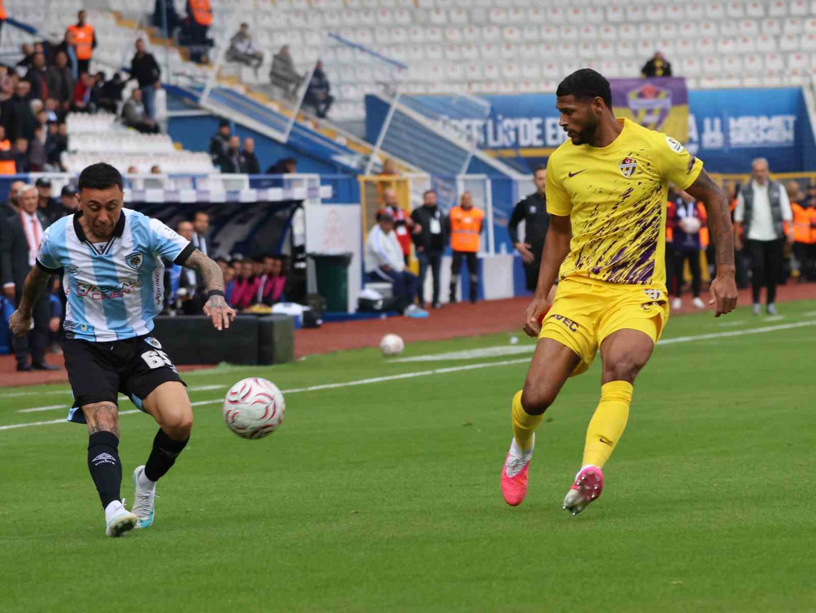 TRENDYOL SÜPER LİG'İN 8. HAFTASINDA ERZURUMSPOR FK, SAHASINDA EYÜPSPOR İLE KARŞI KARŞIYA GELİYOR. MÜCADELENİN İLK YARISI MAVİ-BEYAZLI EKİBİN 1-0 ÜSTÜNLÜĞÜYLE TAMAMLANDI.
