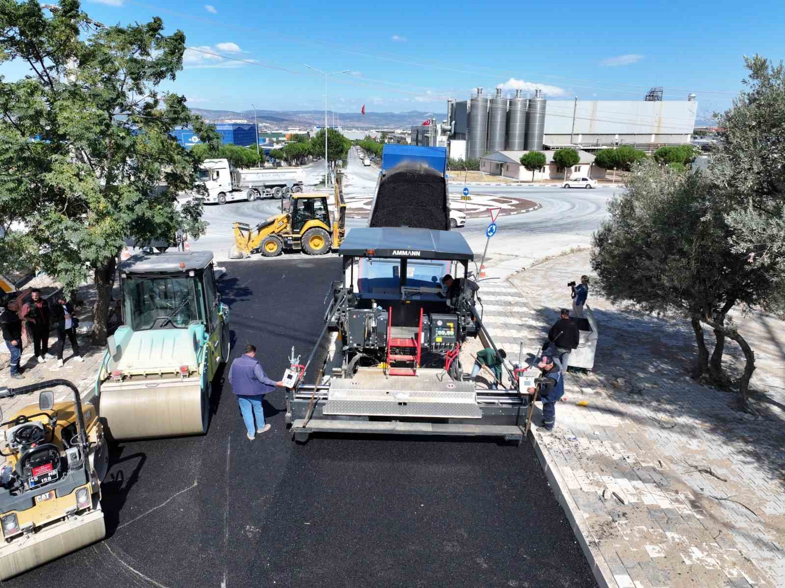 MANİSA BÜYÜKŞEHİR BELEDİYESİ, YUNUSEMRE İLÇESİNE BAĞLI EMLAKDERE MAHALLESİ’NDE YUKARI VE AŞAĞI MAHALLE SAKİNLERİNİN YOĞUN OLARAK KULLANDIĞI YAKLAŞIK 2 KİLOMETRELİK GÜZERGÂHTA SICAK ASFALT ÇALIŞMASINI TAMAMLADI. ORGANİZE SANAYİ BÖLGESİ’NE YAKINLIĞI NEDENİYLE YOĞUN KULLANILAN YOL, ÇALIŞMALARIN ARDINDAN DAHA GÜVENLİ VE KONFORLU HALE GETİRİLDİ.