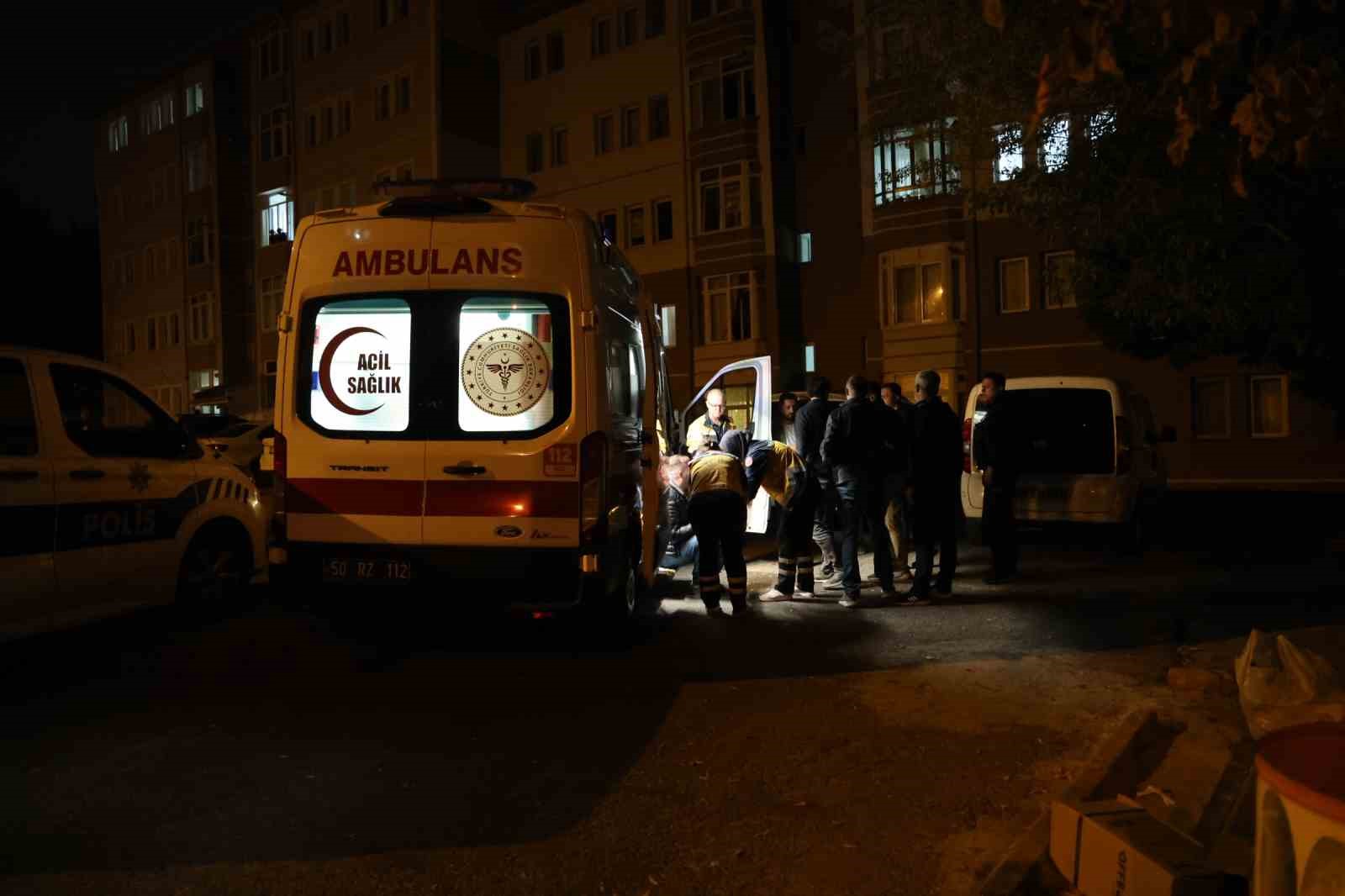 NEVŞEHİR’DE AİLE İÇERİSİNDE ÇIKAN KAVGADA KIRILAN CAMLAR NEDENİYLE YARALANAN 2 KİŞİ HASTANEYE KALDIRILIRKEN, YARALILARDAN MURAT B.’NİN AMBULANSA BİNDİRİLDİĞİ SIRADA SAĞLIK GÖREVLİSİNE, "ABLA BEN ÖLÜYOM MU, ALLAH’INI SEVERSEN ÖLÜYON DE" ŞEKLİNDEKİ SÖZLERİ DİKKAT ÇEKTİ.