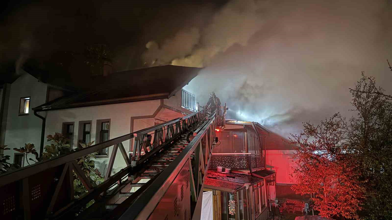 SAKARYA’NIN SAPANCA İLÇESİNDE GECE SAATLERİNDE 2 KATLI VİLLANIN ÇATI KATINDA ÇIKAN YANGIN, EKİPLERİN YOĞUN ÇALIŞMALARI SONUCUNDA SÖNDÜRÜLDÜ.