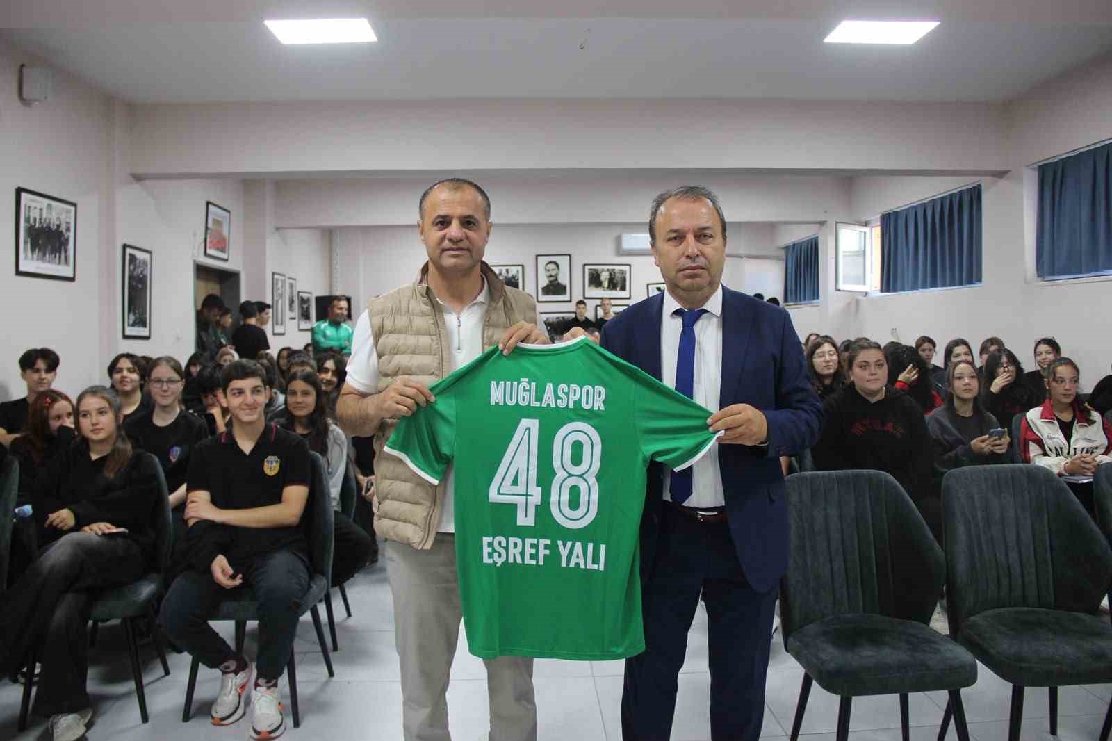 MUĞLASPOR KULÜP BAŞKANI MENAF KIYANÇ, BERABERİNDEKİ HEYET VE FUTBOLCULAR POYRAZ EFE YILDIRIM, MAMADY DİARRA, YİĞİT FİDAN İLE LUİS MAGO, TURGUT REİS ANADOLU LİSESİ’NDE ÖĞRENCİLERLE BİR ARAYA GELDİ.