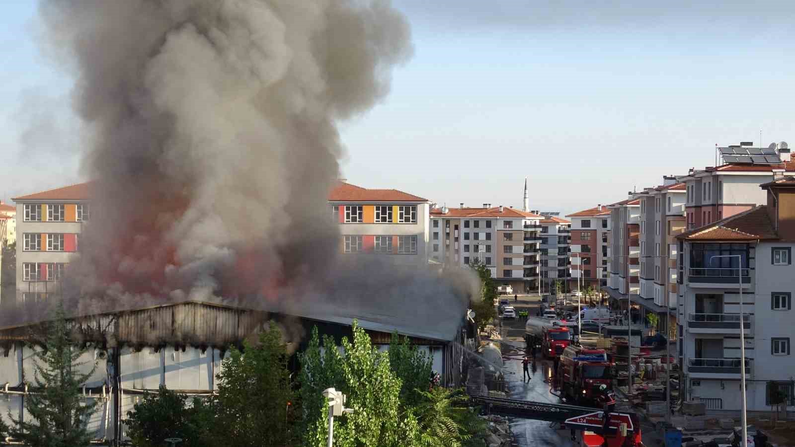 MALATYA’DA İŞÇİLERİN KALDIĞI YATAKHANEDE KORKUTAN YANGIN