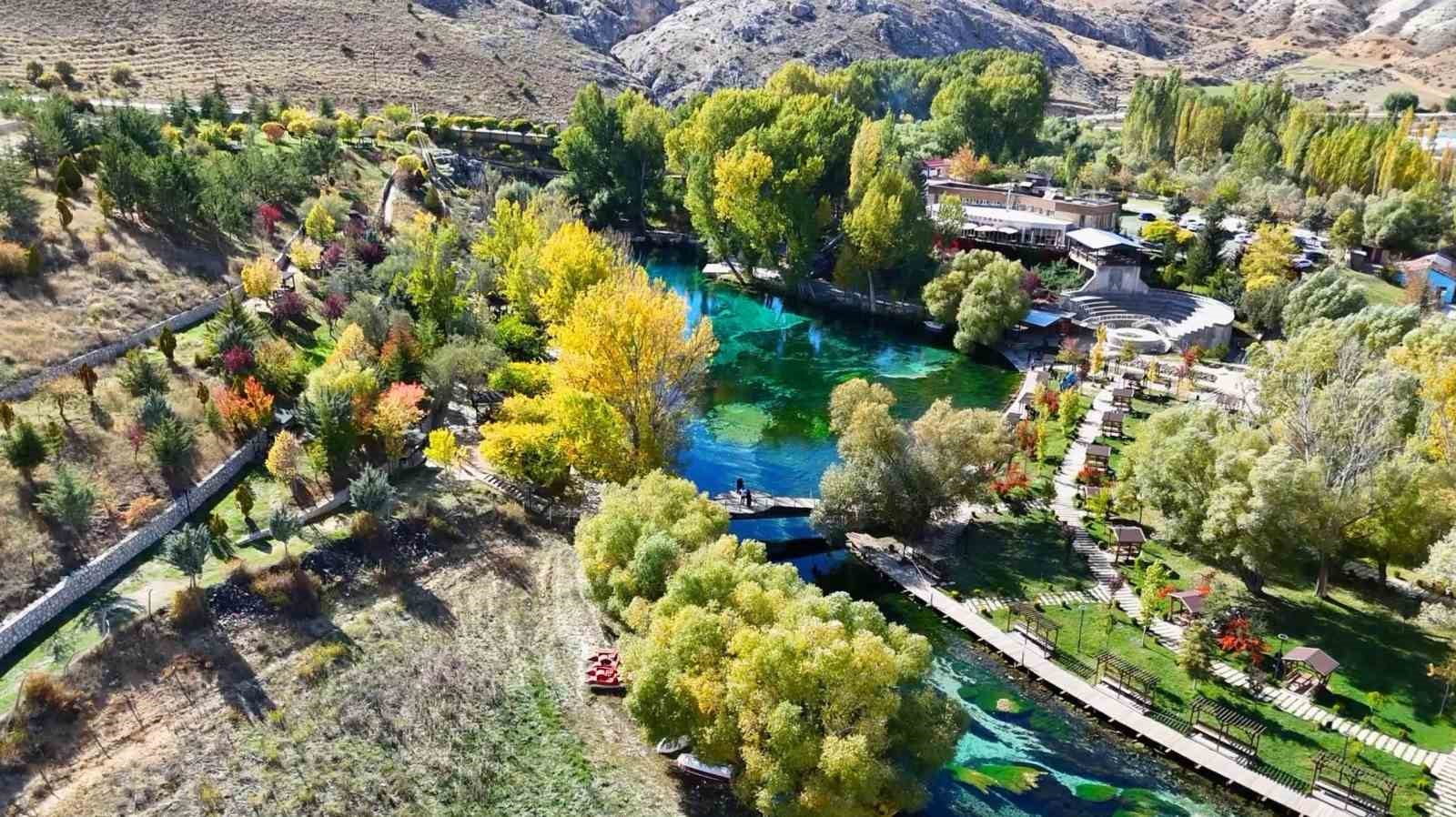 SİVAS'IN GÜRÜN İLÇESİNDE BULUNAN, TURKUAZ RENKLİ BERRAK SUYUYLA "BOZKIRIN NAZAR BONCUĞU" OLARAK ANILAN GÖKPINAR GÖLÜ, SONBAHARIN GELİŞİYLE BİRLİKTE EŞSİZ BİR GÜZELLİĞE BÜRÜNDÜ.