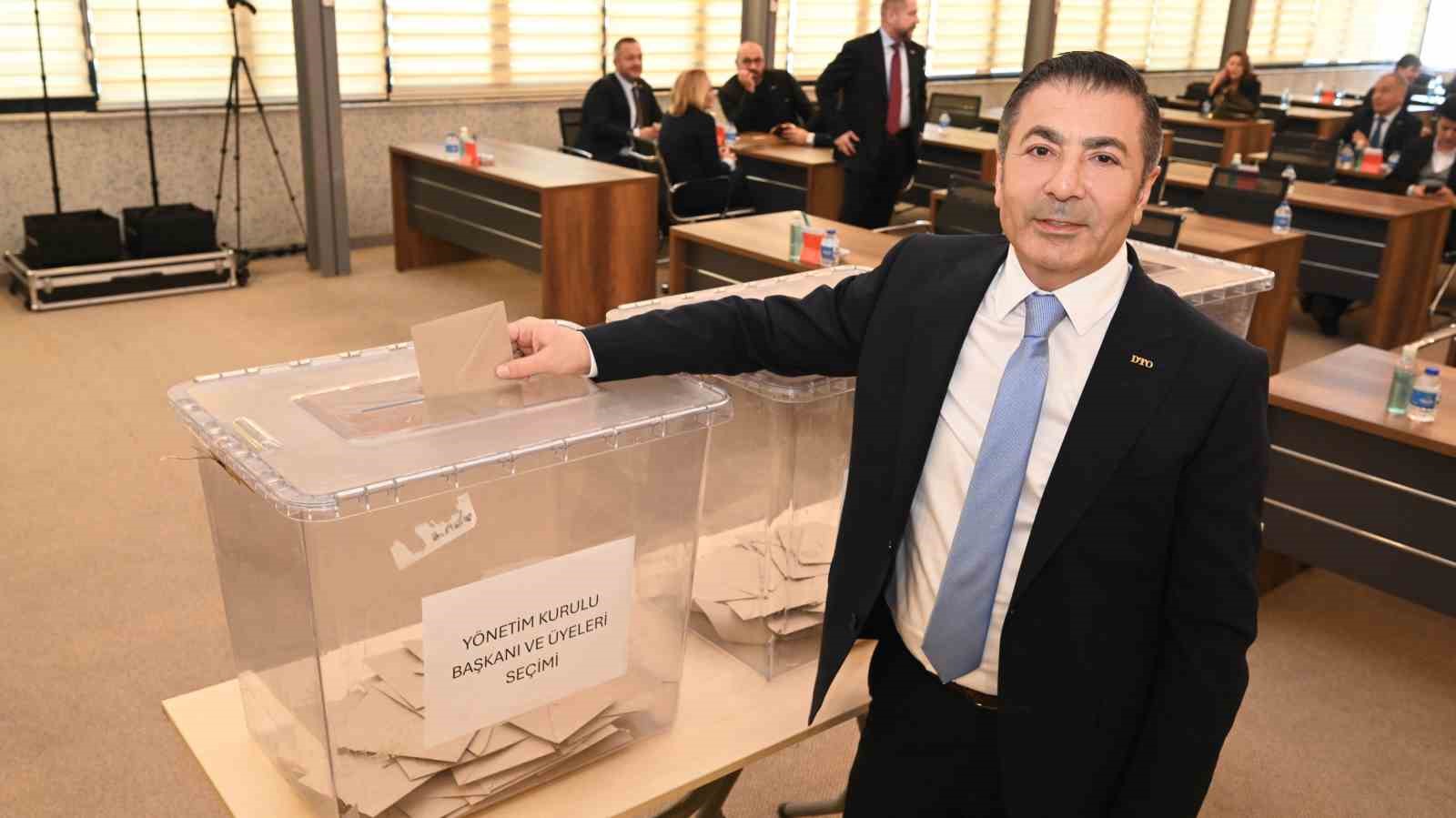 DENİZLİ TİCARET ODASI (DTO), 2026-2030 YILLARI ARASINI KAPSAYAN YENİ DÖNEM MECLİSİNİ, İDARİ ORGANLARINI SEÇMEK ÜZERE ÖZEL GÜNDEMLE TOPLADI. MESLEK KOMİTELERİ DE DÖNEMİN İLK TOPLANTISINI YAPARAK SEÇİMLERİNİ TAMAMLADI. SANDIK KURULU NEZARETİNDE SABAH SAATLERİNDE BAŞLAYAN OYLAMAYLA DTO YÖNETİM KURULU ÜYELERİ VE BAŞKANININ YANI SIRA MECLİS BAŞKANI VE YARDIMCILARI İLE MECLİSİN KATİP ÜYESİ SEÇİLDİ. 81 MECLİS ÜYESİ, ÖĞLEDEN SONRA İSE YENİ DÖNEMİN İLK TOPLANTISINI YAPTI. BAŞKAN ERDOĞAN, GÜVEN TAZELEDİĞİ SEÇİMİN ARDINDAN "ÜYELERİMİZ İSTİKRAR DEDİ; KAZANAN DENİZLİ OLDU" DİYEREK, SEÇİME KATILANLARLA KENDİSİNİ VE MAVİ LİSTELERİNİ DESTEKLEYENLERE TEŞEKKÜR ETTİ