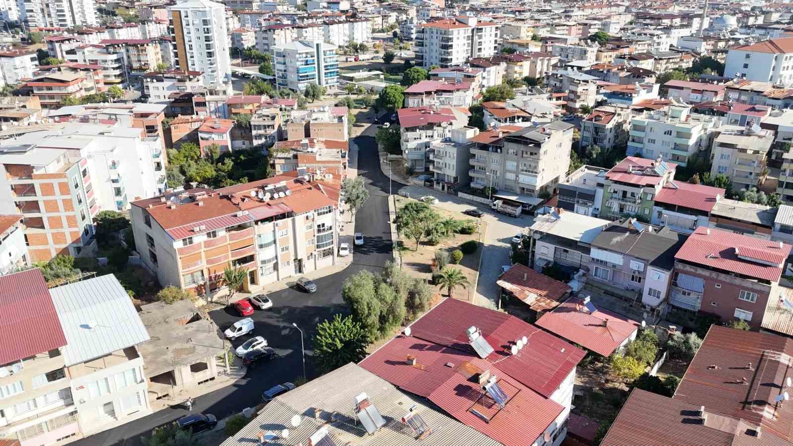 NAZİLLİ BELEDİYESİ, ZAFER MAHALLESİ’NDE YILLARDIR YENİLENMEYİ BEKLEYEN 77, 117 VE 87/1 SOKAK’TA ESKİ ASFALTI KAZIYARAK SICAK ASFALT ÇALIŞMASI GERÇEKLEŞTİRDİ.