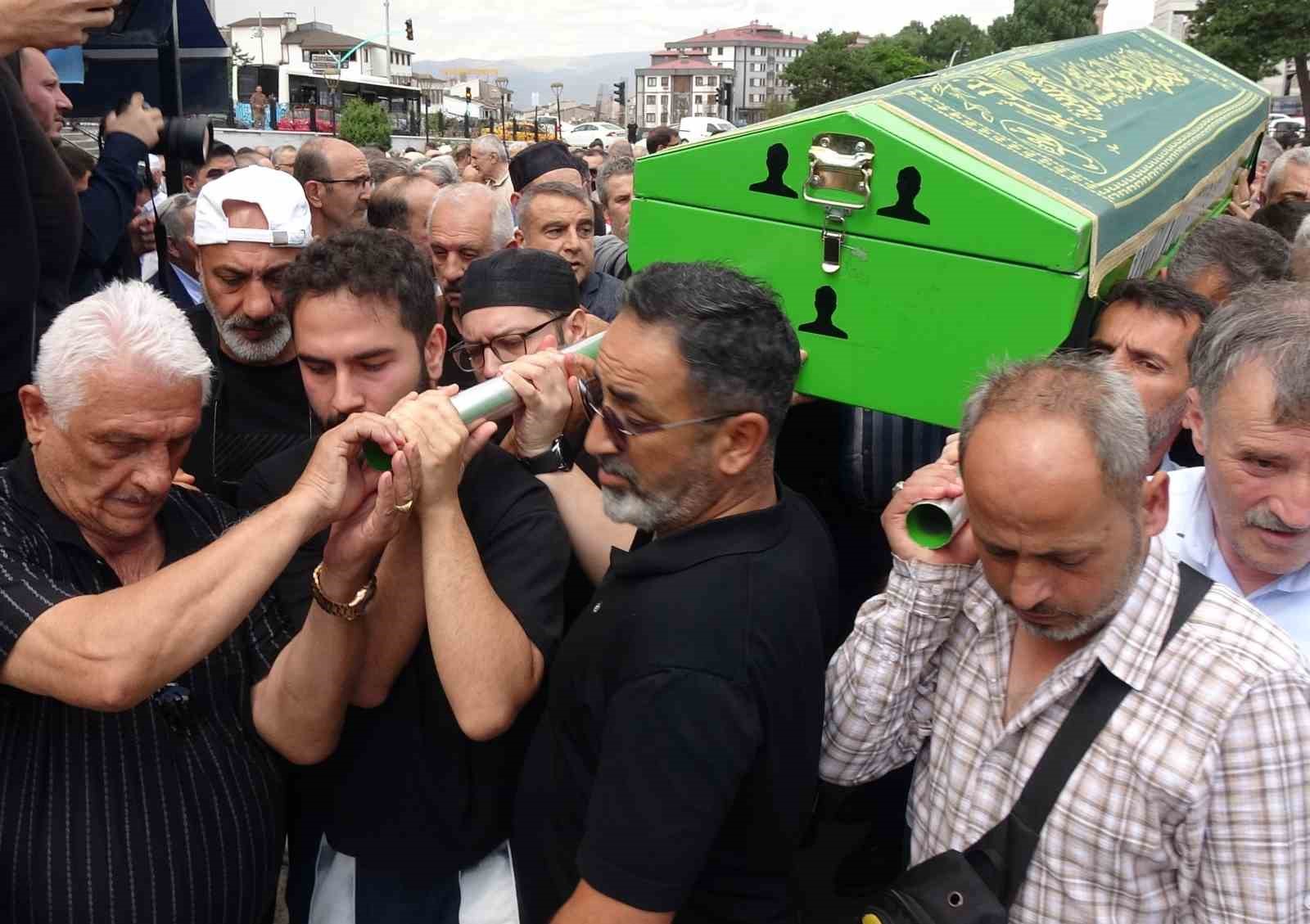 BİR SÜREDİR HASTANEDE TEDAVİSİ DEVAM EDEN VE DÜN RAHMETLİ OLAN GAZETECİ ÖZTÜRK AKKÖK DUALARLA UĞURLANDI.