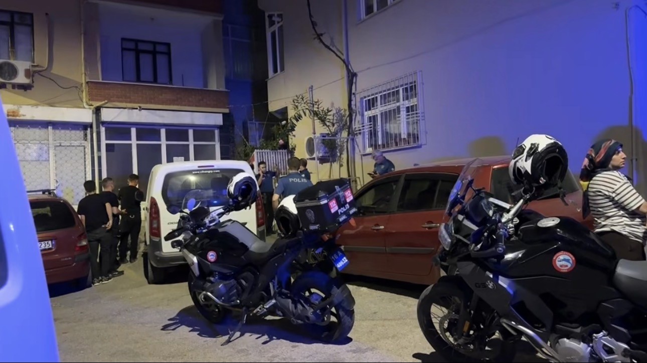 BURSA'DA POMPALI TÜFEKLE AKRABALARININ EVİNİ BASAN VE PSİKOLOJİK RAHATSIZLIĞI BULUNDUĞU ÖNE SÜRÜLEN ŞÜPHELİ, POLİS EKİPLERİNİN YAKLAŞIK 1 SAAT SÜREN İKNA ÇALIŞMASININ ARDINDAN POMPALI TÜFEĞİNİ TESLİM ETTİ.